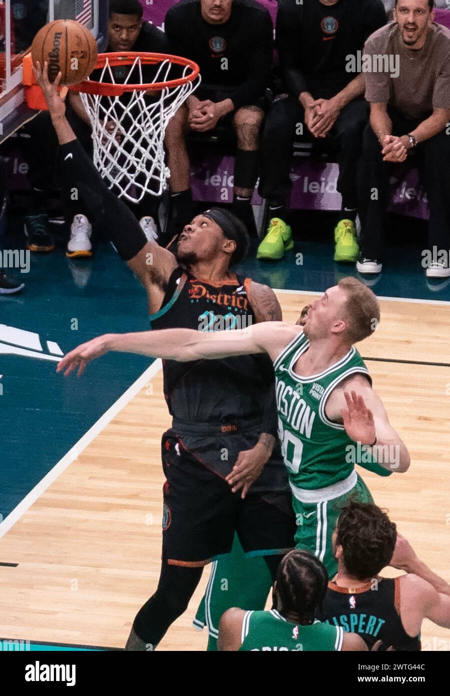Washington, États-Unis. 17 mars 2024. WASHINGTON, DC - 17 MARS : L'attaquant Richaun Holmes (22 ans) des Washington Wizards bat Sam Hauser (30 ans) lors d'un match NBA entre les Wizards de Washington et les Celtics de Boston, le 17 mars 2024, au Capital One Arena, à Washington, DC. (Photo de Tony Quinn/SipaUSA) crédit : Sipa USA/Alamy Live News Banque D'Images