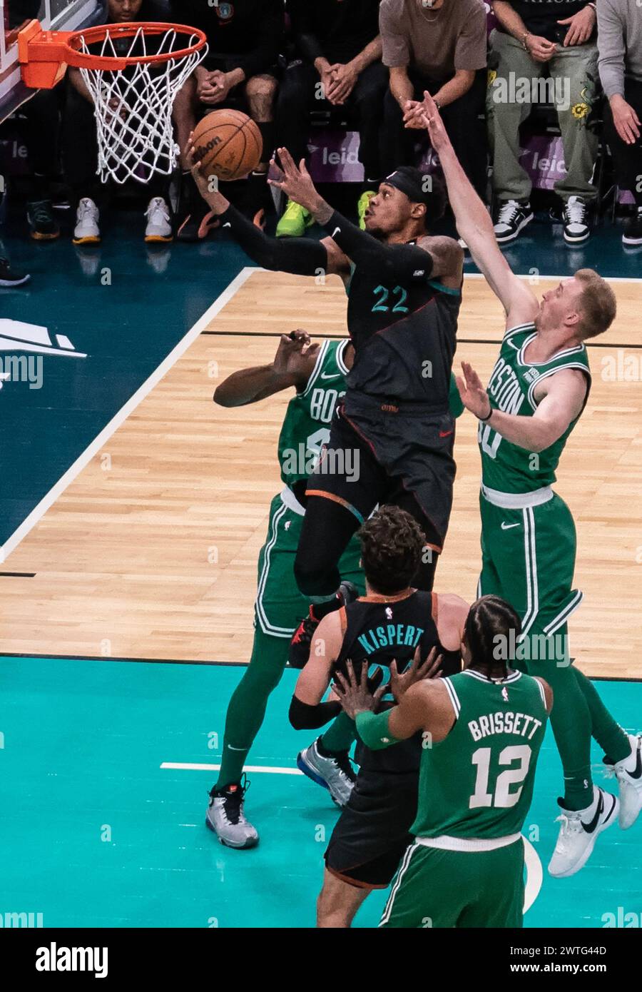 Washington, États-Unis. 17 mars 2024. WASHINGTON, DC - 17 MARS : L'attaquant Richaun Holmes (22 ans) des Washington Wizards bat Sam Hauser (30 ans) lors d'un match NBA entre les Wizards de Washington et les Celtics de Boston, le 17 mars 2024, au Capital One Arena, à Washington, DC. (Photo de Tony Quinn/SipaUSA) crédit : Sipa USA/Alamy Live News Banque D'Images