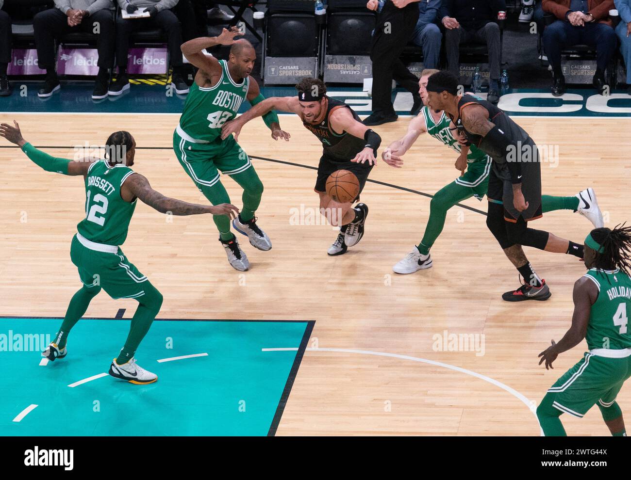 Washington, États-Unis. 17 mars 2024. WASHINGTON, DC - 17 MARS : Corey Kispert (24 ans), attaquant des Wizards de Washington, fait jouer les attaquants lors d'un match NBA entre les Wizards de Washington et les Celtics de Boston, le 17 mars 2024, au Capital One Arena, à Washington, DC. (Photo de Tony Quinn/SipaUSA) crédit : Sipa USA/Alamy Live News Banque D'Images