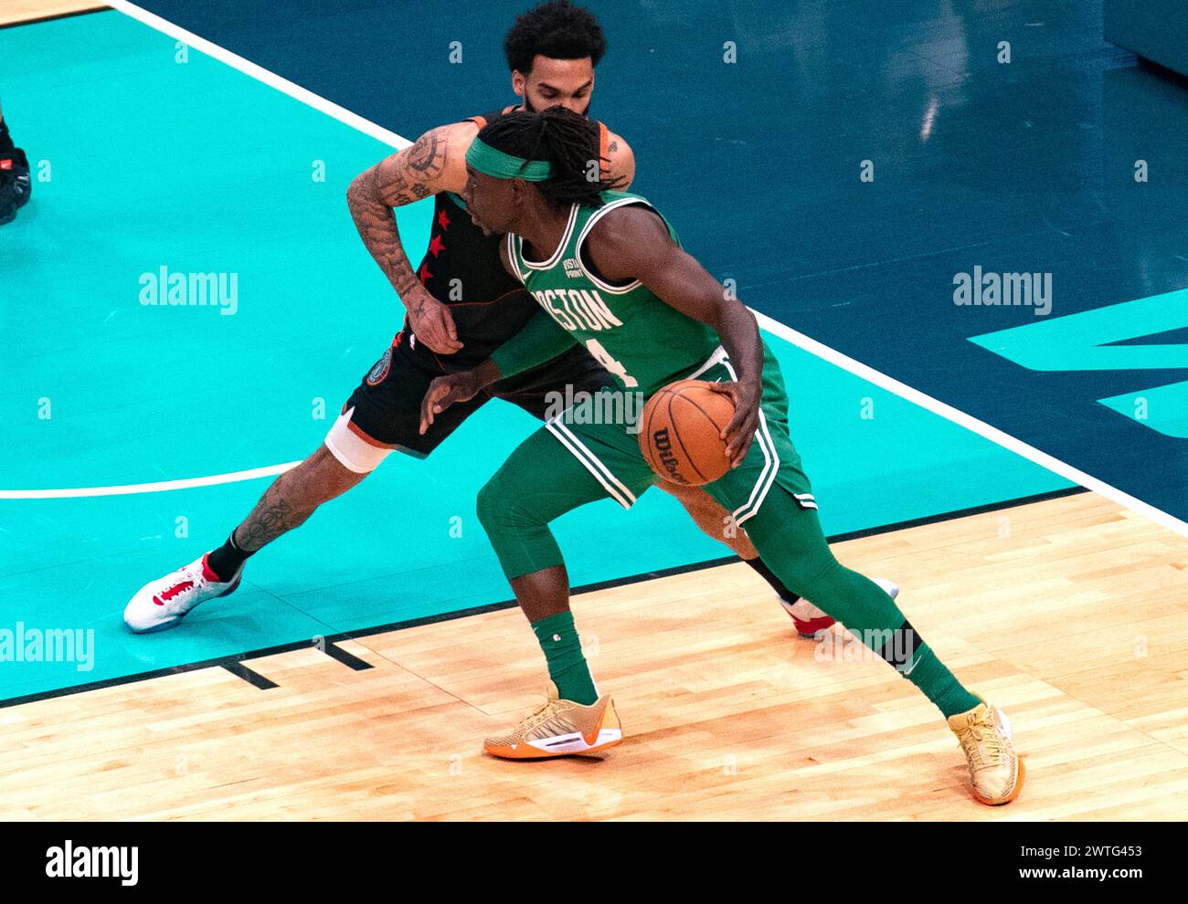 Washington, États-Unis. 17 mars 2024. WASHINGTON, DC - 17 MARS : L'attaquant Justin Champagnie (9 ans) défend contre le gardien des Boston Celtics Jrue Holiday (4 ans) lors d'un match NBA entre les Wizards de Washington et les Celtics de Boston, le 17 mars 2024, au Capital One Arena, à Washington, DC. (Photo de Tony Quinn/SipaUSA) crédit : Sipa USA/Alamy Live News Banque D'Images