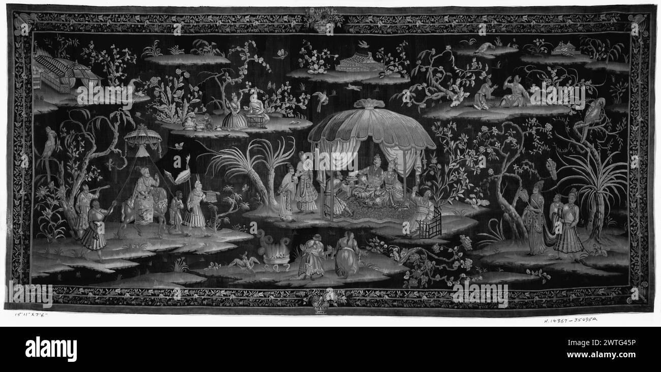 Tente. Vanderbank, John (British, Act.1689-1727) (atelier) [tisserand] c. 1690-1715 dimensions de la tapisserie : H 7'6' x l 15'11' matériaux/techniques de tapisserie : laine culture : English Weaving Center : London Ownership History : A. M. Leigh coll., Addington Hall., Cheshire. Vendu à Christies (Londres) 3/14/1929, lot 91. French & Co. acheté à Kent Gallery, facturé le 16/10/1929. États-Unis, Illinois, Chicago, Art Institute of Chicago, accno. 1949.124. Figures orientales, plantes et oiseaux sur les îles, fond sombre ; île supérieure (l), femme danse devant l'homme ; île supérieure (R), 2 hommes parlent ; île centrale, ma Banque D'Images