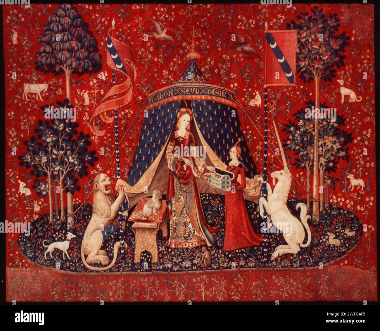 à mon seul désir. Inconnu c. 1490-1500 tapisserie dimensions : H 12' x l 10'6' tapisserie matériaux/techniques : laine et soie culture : Sud des pays-Bas histoire de propriété : Boussac Château, près d'Aubusson. Acquis par le Musée de Cluny, 1882. France, Paris, Paris, Musée de Cluny, accno. Cl. 10834. Inscriptions : au sommet de la tente : une dame mon SEUL DESIR richement vêtue, flanquée de lion et licorne, debout devant la tente, plaçant (ou prenant ?) Collier dans une boîte au trésor tenue par la jeune fille, île ovale bleu foncé et fond rouge avec motif millefleurs la série 'Lady with licorne' peut avoir été commandée par Jean Ier Banque D'Images