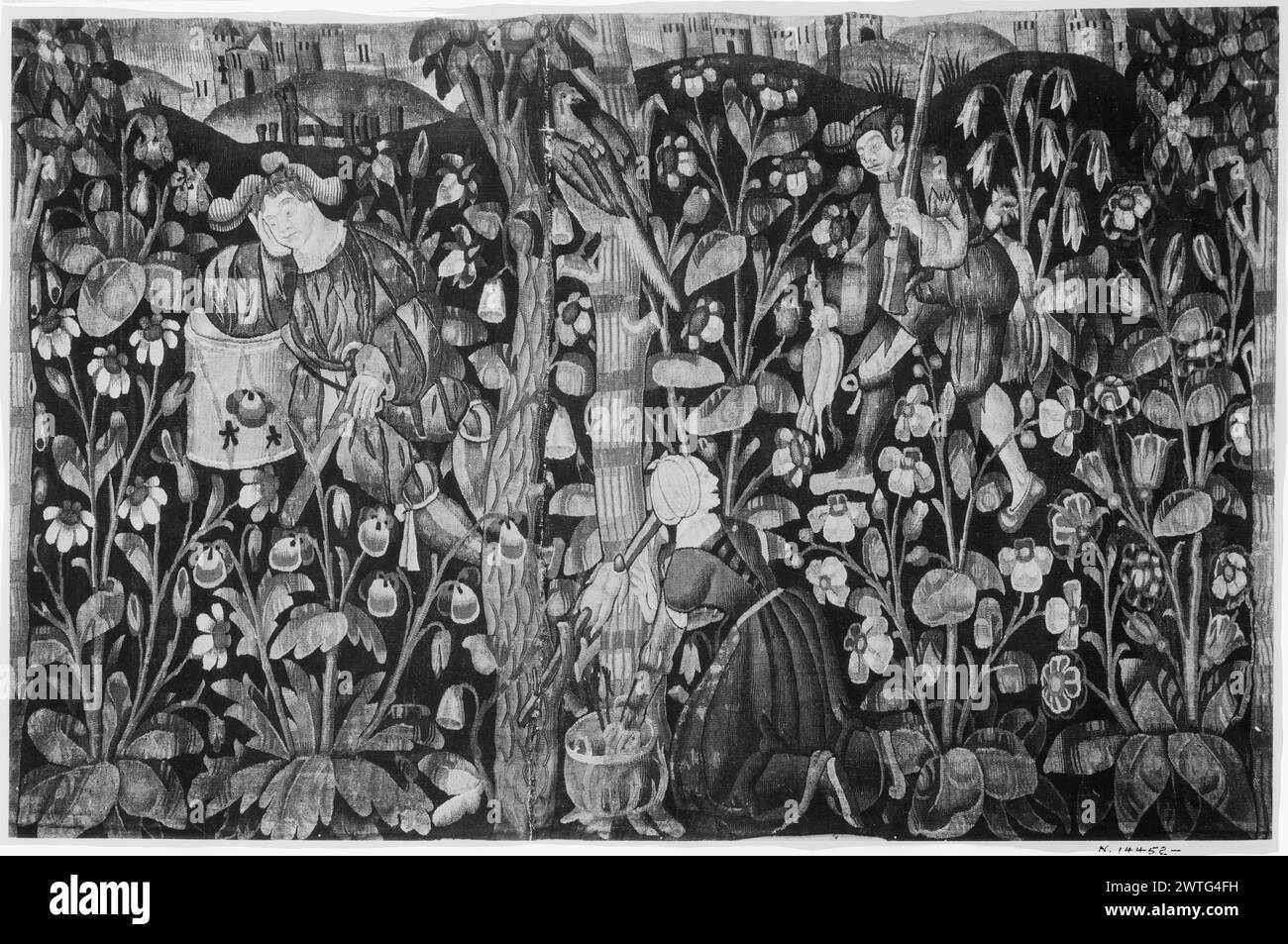 Femme cuisinant. Inconnu c. 1530-1550 tapisserie matériaux / techniques : inconnu culture : Centre de tissage flamand : inconnu histoire de propriété : Français et Co. Dans un paysage de terrain floral surdimensionné, femme cuisinant dans un grand pot près de l'arbre ; homme couché sur la table ; chasseur avec mousquet tient le canard mort (?) ; paysage urbain en arrière-plan fragment de tapisserie ; bordures manquantes. Pas de feuille de stock français et français dans les archives, pas de numéro de stock travaux liés : panneaux dans le set : GCPA 0241815-0241819 Banque D'Images