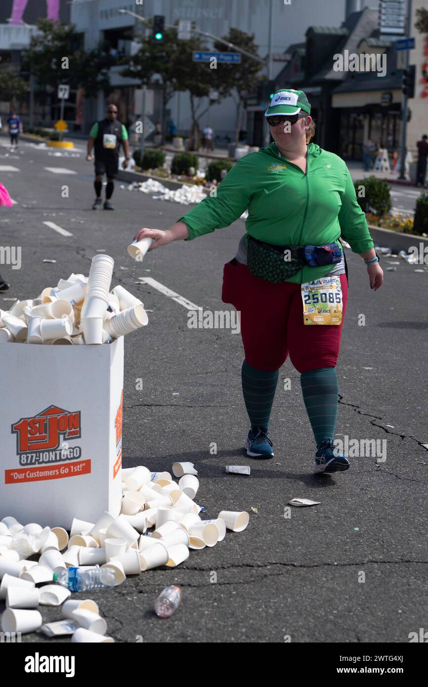 LA Marathon Runner jette les ordures Banque D'Images