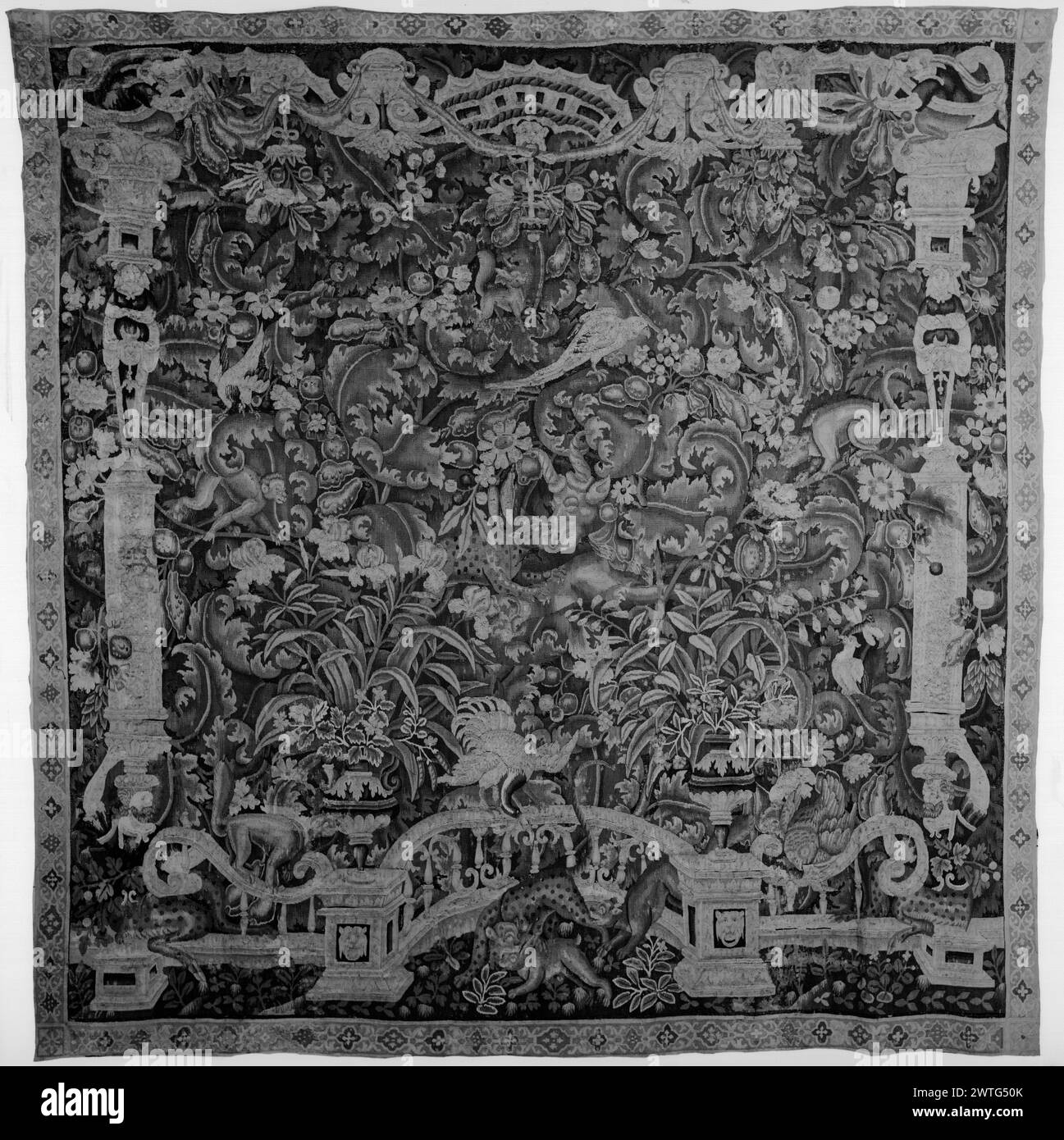 Proscenium-verdure à grandes feuilles avec léopard attaquant l'animal. Inconnu c. 1550-1600 dimensions de tapisserie : H 10'7' x l 10'5' tapisserie matériaux/techniques : inconnu culture : Centre de tissage flamand : inconnu historique de propriété : Français et Co. acheté à Henry Symons, facturé le 23/11/1927 ; vendu au Kunstgewerbemuseum le 9/6/1961. Proscenium élaboré avec balustrade de premier plan avec 2 urnes sur piédestaux et colonnes latérales grotesques soutenant la corniche ; le léopard attaque l'animal devant la balustrade tandis que l'oiseau sur la balustrade attaque le serpent (?) & singe observe ; derrière la balustrade, la verdure composée de défilement ac Banque D'Images
