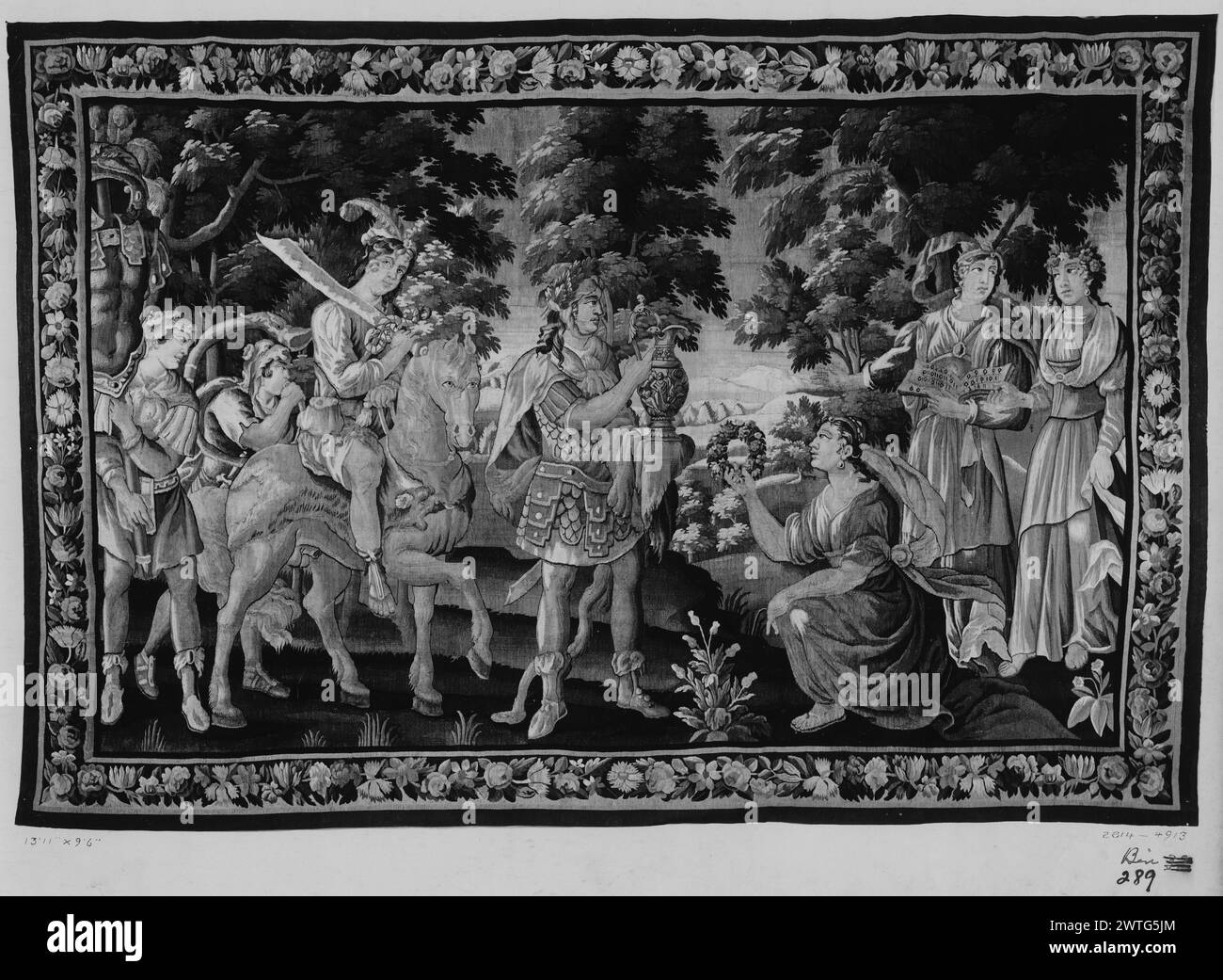 Composition après scène de la vie de David. Inconnu c. 1670 dimensions de tapisserie : H 9'6' x l 13'11' tapisserie matériaux/techniques : inconnu culture : Centre de tissage français : Aubusson histoire de propriété : Français & Co. acheté de Joyce Wm. B., reçu le 16 juillet 1918 ; vendu à Dr Preston Pope Satterwhite le 14 juillet 1941. Dans le paysage, les femmes d'Israël sortent chanter, l'une s'agenouillant devant David avec une couronne florale pour l'accueillir comme il présente cruche, au premier plan ; cavalier avec épée, homme soufflant la corne & un autre tenant le cheval de David (l) (BRD) guirlande florale un autre tissage de ceci existe avec la tête de Goliat Banque D'Images
