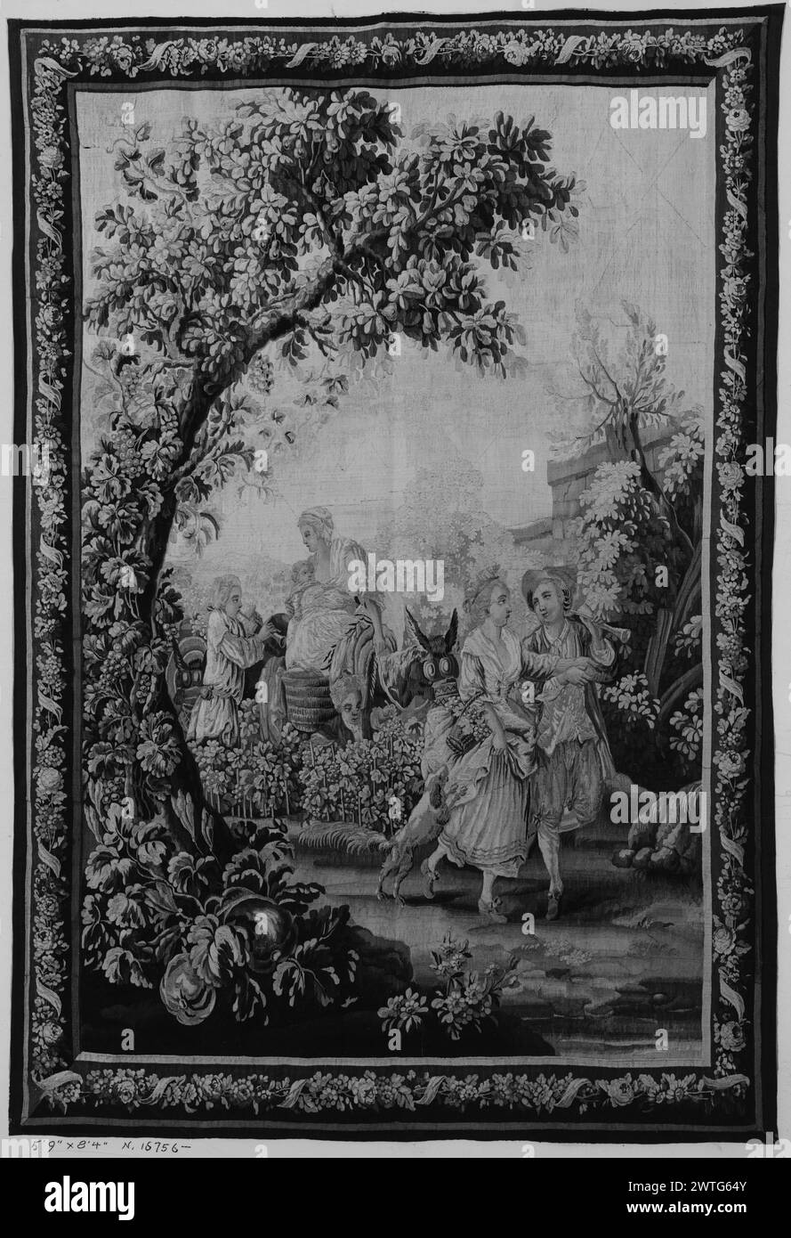 Retour des vendanges. Jeaurat, Etienne (français, 1699-1789) (dessiné après) [peintre] c. 1780-1800 tapisserie dimensions : H 8'4' x l 5'9' tapisserie matériaux/techniques : inconnu culture : Centre de tissage français : Aubusson histoire de propriété : Prince Constantin Radziwill, Château de Nieswiz, Lituanie. Duc de la Rochefoucauld, bonne-table, France. Jacques Seligmann & Co., New York. French & Co. reçu de Georges Haardt & Co., facturé le 10/06/1931, retourné le 11/11/1931. Dans un paysage avec des arbres, des vignes et des plantes à fleurs, un couple marchant côte à côte avec un chien au premier plan ; la femme est assise sur BA Banque D'Images