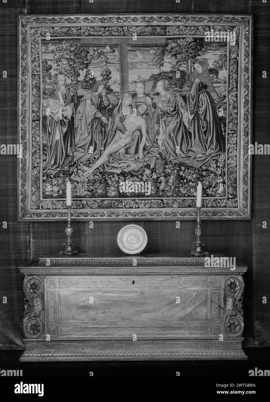 Lamentation. Unknown c. 1500-1525 tapisserie dimensions : H 72' x l 82' tapisserie matériaux/techniques : laine ; soie ; fil métallique (or) ; fil métallique (argent) culture : Southern Netherlands Weaving Center : Unknown Ownership History : French & Co. acheté de l'American Art Association, Anderson Galleries (New York) 11/23/1933 (vente Thomas Fortune Ryan); vendu à DocP. P. [Preston Pope] Satterwhite 1/31/1938 [SS 39269]. French & Co reçu de P. P. Satterwhite, s.d., retourné le 9/7/1944 [SS 75128]. Le Christ, sans couronne d'épines, est soutenu par la Vierge Marie ; d'autres sont présents, y compris SS. Ni Banque D'Images