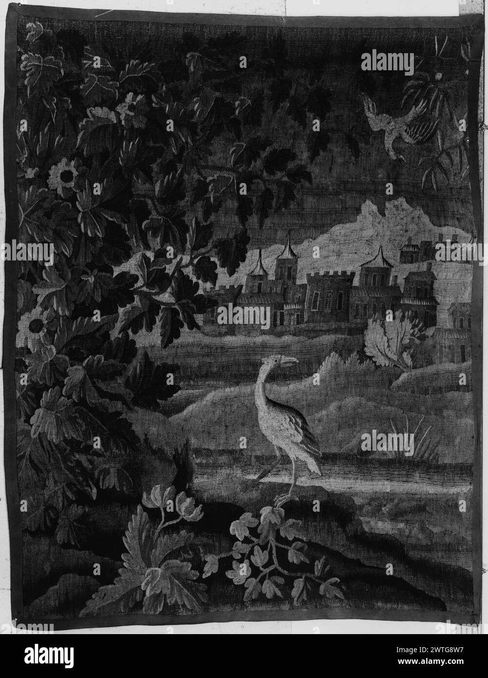 Paysage avec oiseau tombant. Inconnu c. 1700-1725 dimensions de tapisserie : H 7'9' x l 5'11' tapisserie matériaux/techniques : inconnu culture : Centre de tissage français : Aubusson histoire de propriété : French & Co. acheté du Chicago Institute of Art, reçu le 28/1944 ; vendu au Mr. Alphonse M. Schmitt le 9/8/1947. Grand oiseau au centre parmi le buisson folié et fleuri et les plantes par une rivière ; oiseau plus petit tombant de la branche dans le coin supérieur droit ; château en arrière-plan avec des bâtiments supplémentaires sur les collines dans les frontières de distance manquantes (Soustelle). La tapisserie est un fragment mettant en évidence la section du champ d'un Banque D'Images