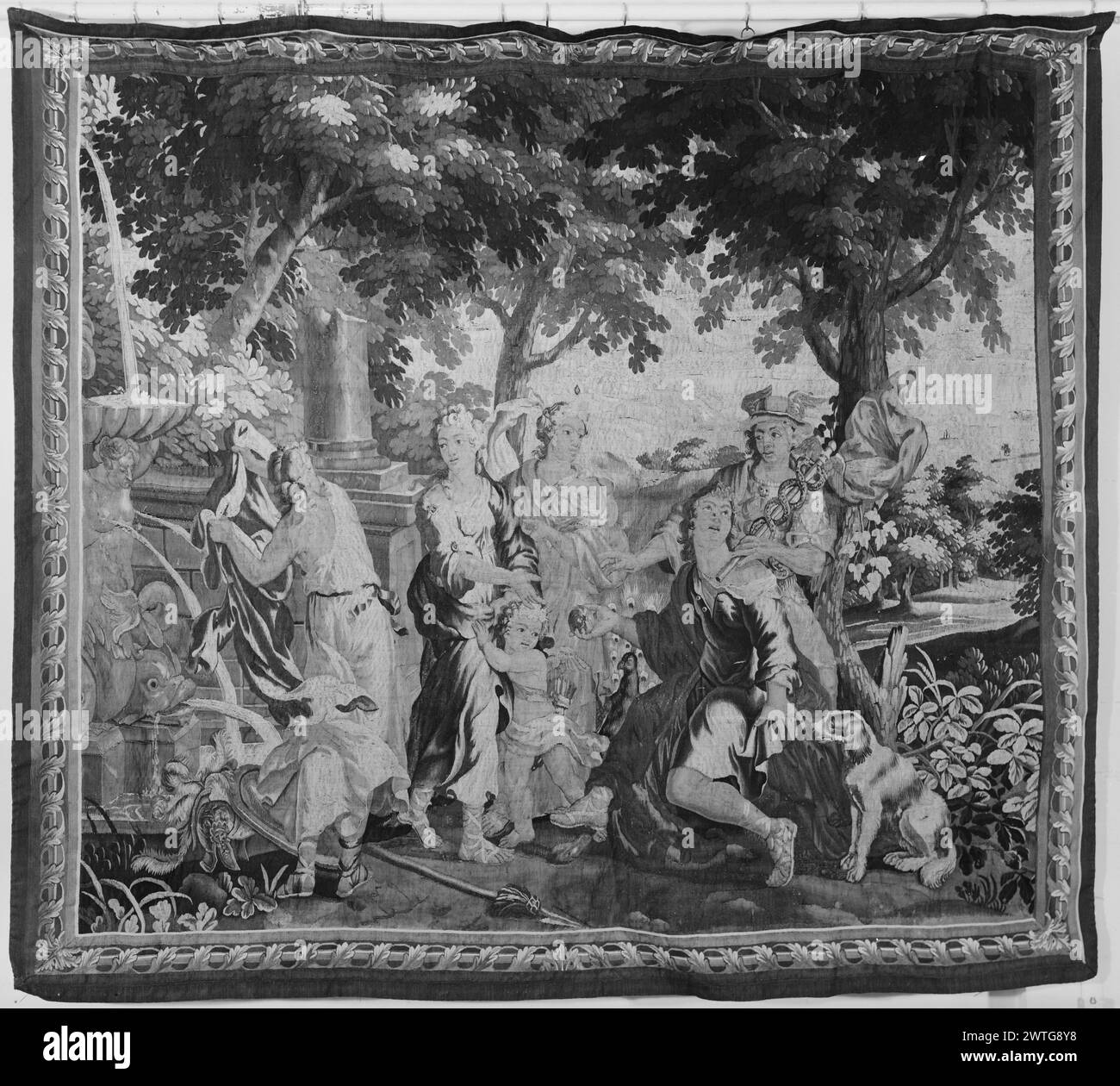 Jugement de Paris. Inconnu c. 1675-1725 dimensions de tapisserie : H 6'7' x l 7'6' tapisserie matériaux/techniques : inconnu culture : Centre de tissage flamand : inconnu historique de propriété : Français et Co. acheté de Mr. Wilbur Fisk 22/5/1959. Dans le paysage, Paris, regardant en arrière vers Mercure (Hermès), étend la pomme dorée vers Vénus (Aphrodite) ; Junon (Héra) se trouve à proximité (R) ; Vénus se tourne vers Minerve (Athéna), qui lève la draperie devant la fontaine décorative avec un dauphin et une figure femelle jaillissant de l'eau au-dessus (BRD) feuilles d'acanthus tournant autour de la tige centrale; ornement acanthus dans les coins Bor étroit Banque D'Images
