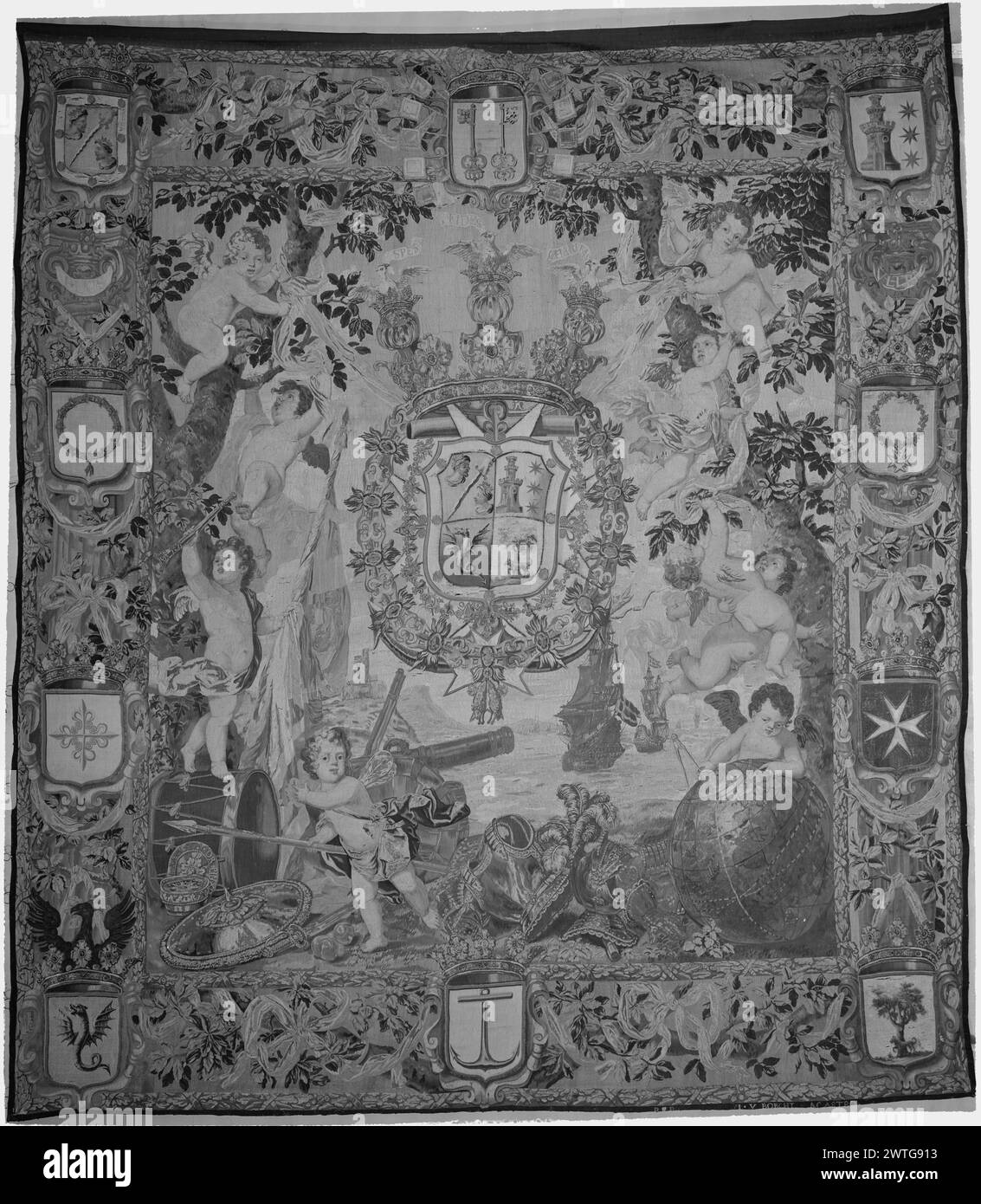 Portière armoriale. Schoor, Lodewijk van (flamand, 1666-1726) (auteur du dessin) [peintre] Borcht, Jacques van der (L'aîné) (flamand, acte.1676-1710) (atelier) [tisserand] Borcht, Gaspard van der (flamand, 1700-d.1742) (atelier) [tisserand] c. 1700-1720 dimensions de la tapisserie : H 13'6' x W 11'9' tapisserie matériaux/techniques : inconnue culture : Centre de Bruxelles : histoire de la tapisserie French & Co. reçu de MRS Louis Brugiere le 26/10/1956 ; retourné le 22/12/1959. Inscriptions : marque de ville sur la garde inférieure, à droite du centre inscriptions : signature tissée sur la garde inférieure, à droite : I V BORCHT / A CASTRO Banque D'Images