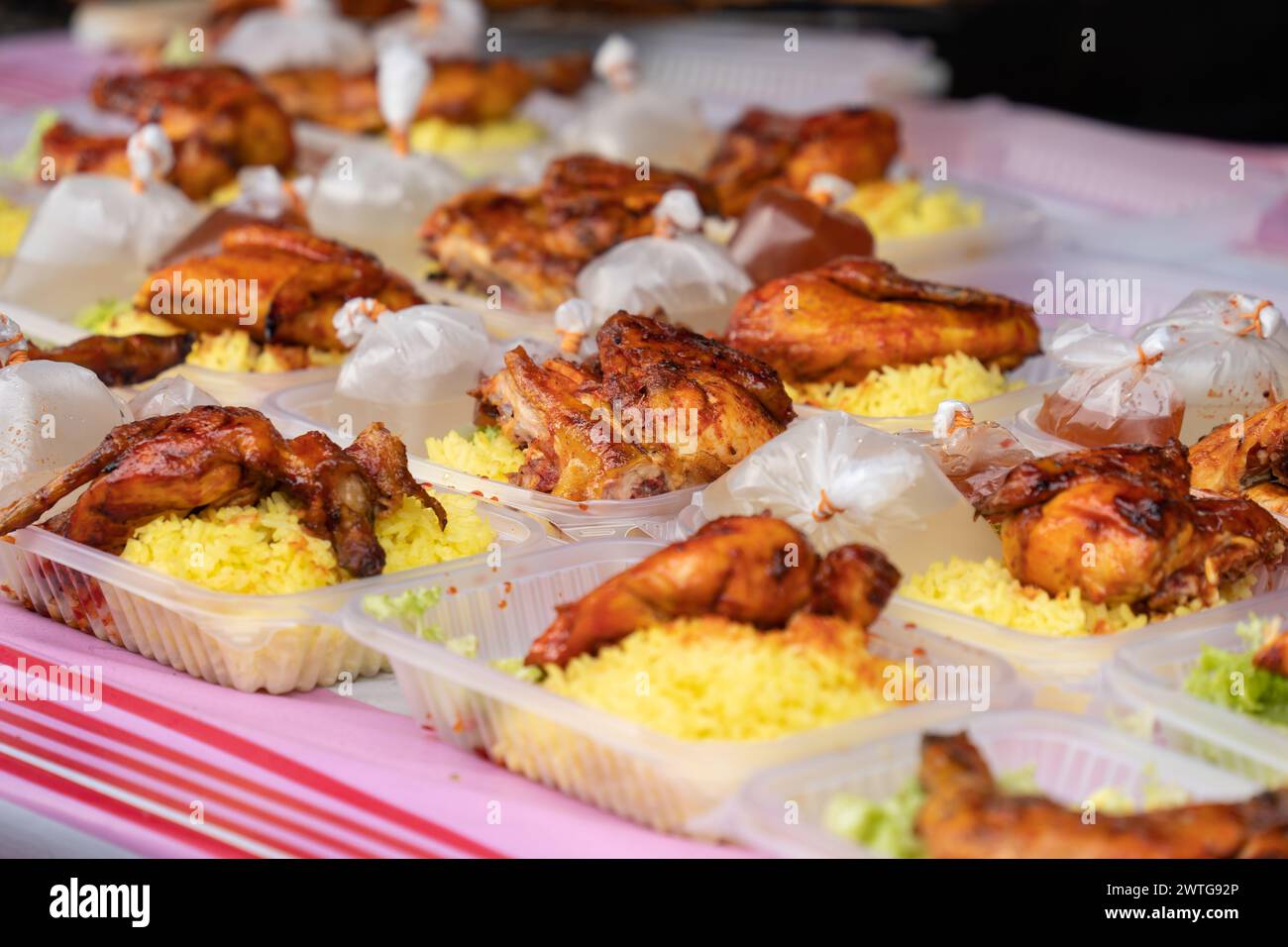 Savoureux poulet au miel vendu au Ramadan Bazaar pendant le mois sacré du Ramadan. Banque D'Images