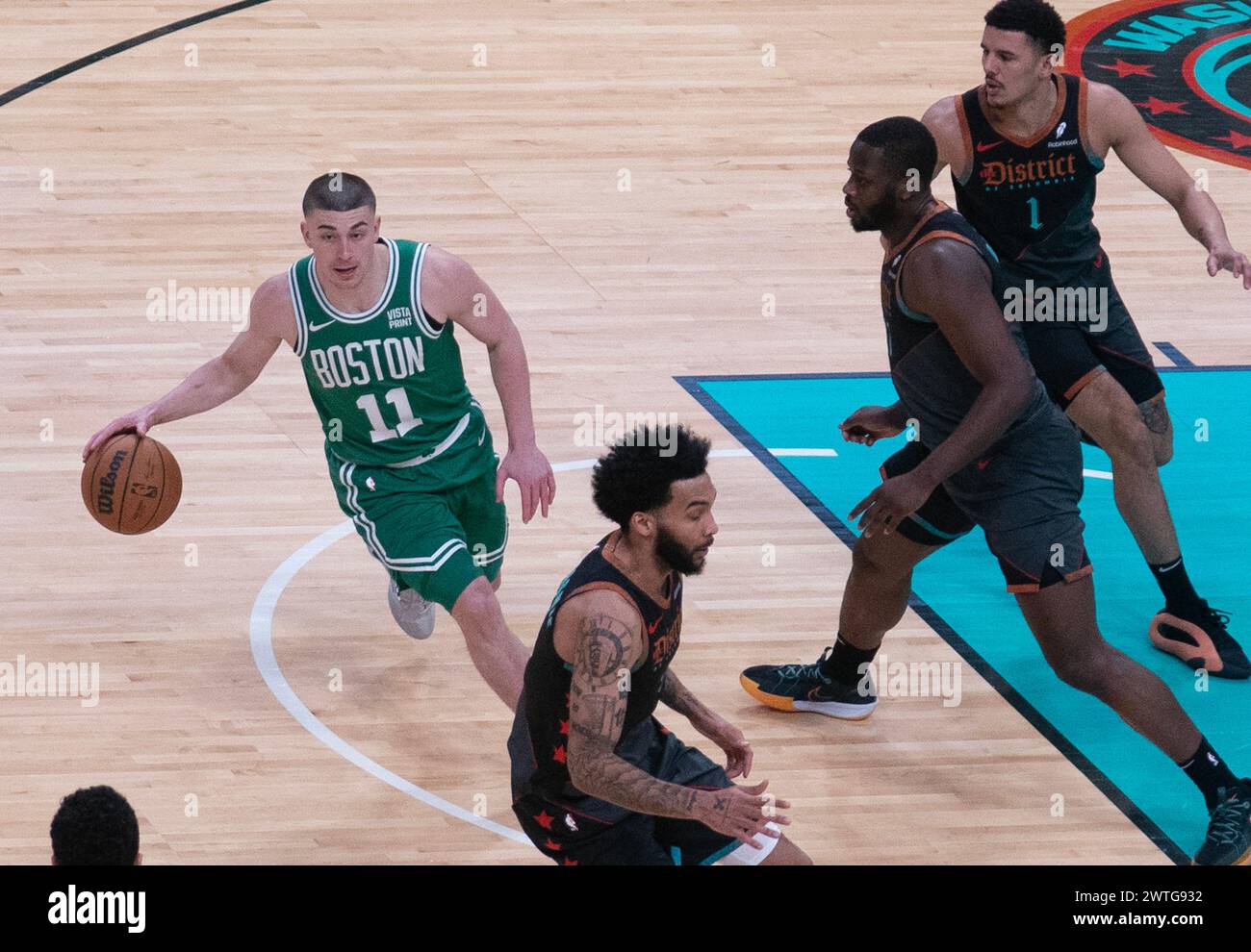 Washington, États-Unis. 17 mars 2024. WASHINGTON, DC - 17 MARS : Payton Pritchard (11 ans), garde des Boston Celtics, dribble en avant lors d'un match NBA entre les Wizards de Washington et les Celtics de Boston, le 17 mars 2024, au Capital One Arena, à Washington, DC. (Photo de Tony Quinn/SipaUSA) crédit : Sipa USA/Alamy Live News Banque D'Images
