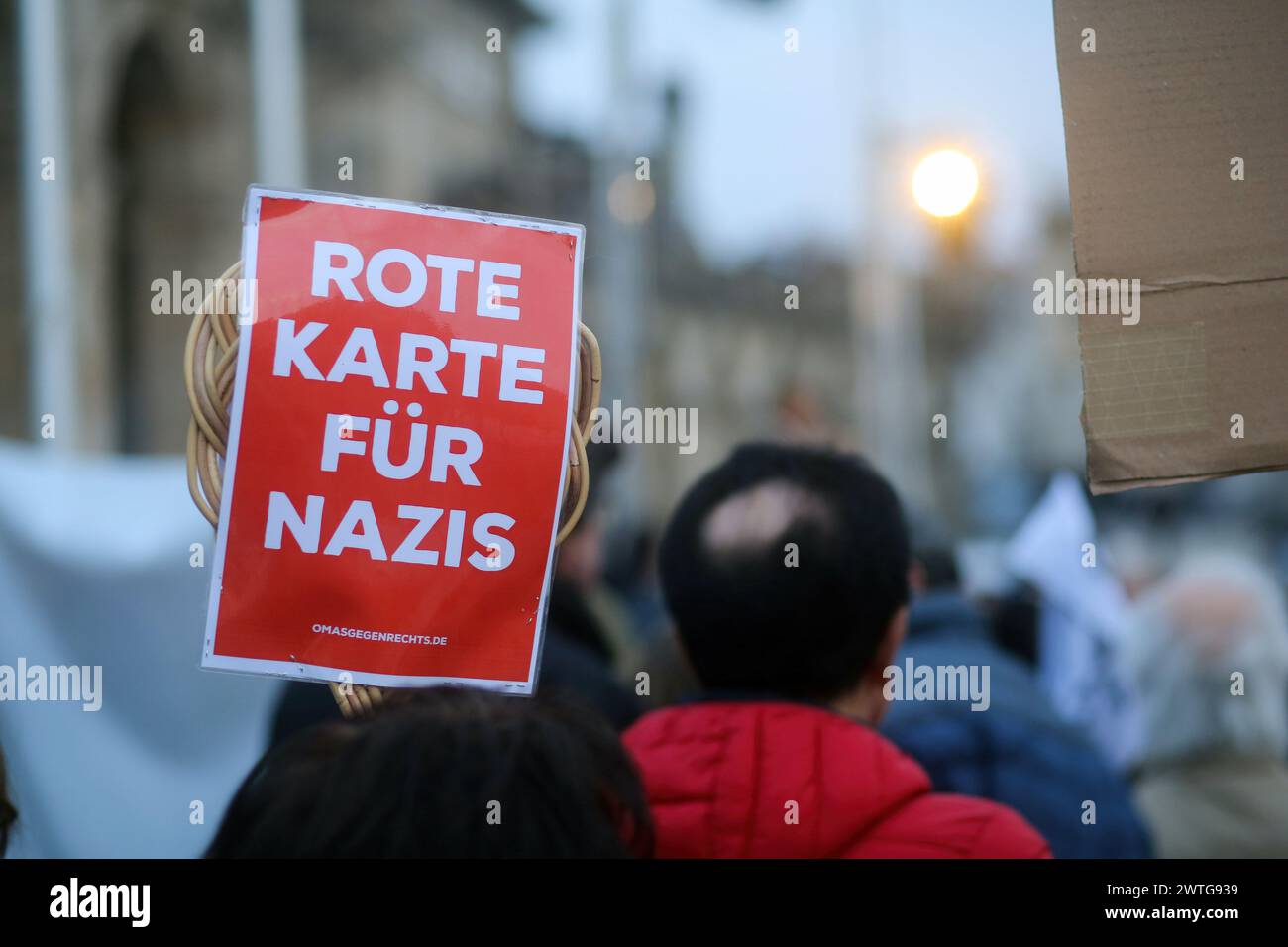 Coburg, Allemagne. 17 mars 2024. Une pancarte anti-nazie vue lors d'un rassemblement. Une manifestation anti-AFD a eu lieu à Coburg avec des orateurs de plusieurs partis et groupes qui se sont adressés à une foule nombreuse à Schlossplatz. L’événement s’est conclu par une chaîne de lumières créée par des personnes utilisant les torches de leurs téléphones portables. Parmi les intervenants présents à l’événement figuraient des représentants du Parti vert, des syndicats et des organisations locales ainsi que des immigrants qui vivent en Allemagne depuis plusieurs années. (Photo Liam Cleary/SOPA images/SIPA USA) crédit : SIPA USA/Alamy Live News Banque D'Images