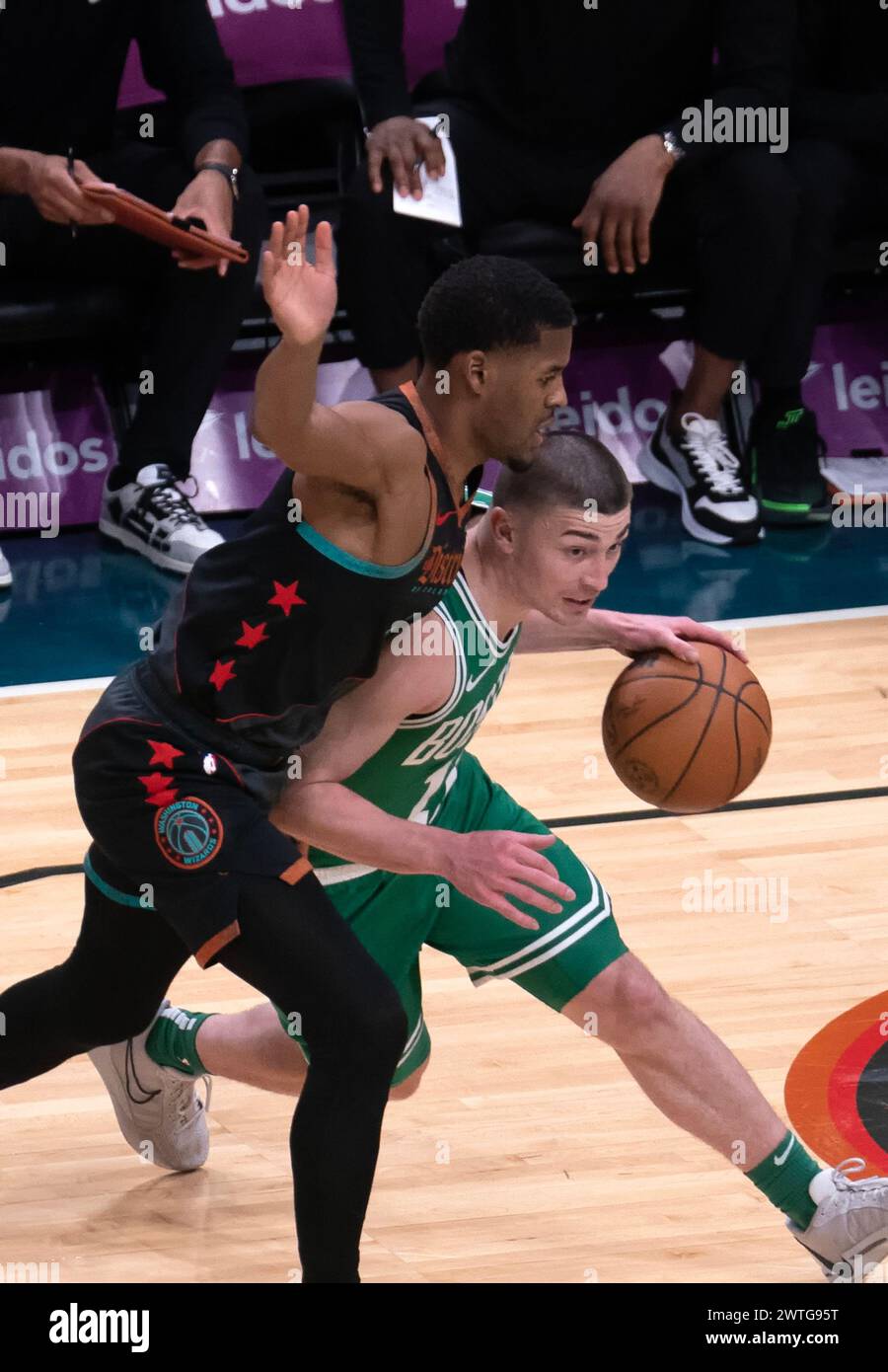 Washington, États-Unis. 17 mars 2024. WASHINGTON, DC - 17 MARS : Payton Pritchard (11 ans) dribble sous la garde des Wizards de Washington Jared Butler (4 ans) lors d'un match NBA entre les Wizards de Washington et les Celtics de Boston, le 17 mars 2024, au Capital One Arena, à Washington, DC. (Photo de Tony Quinn/SipaUSA) crédit : Sipa USA/Alamy Live News Banque D'Images