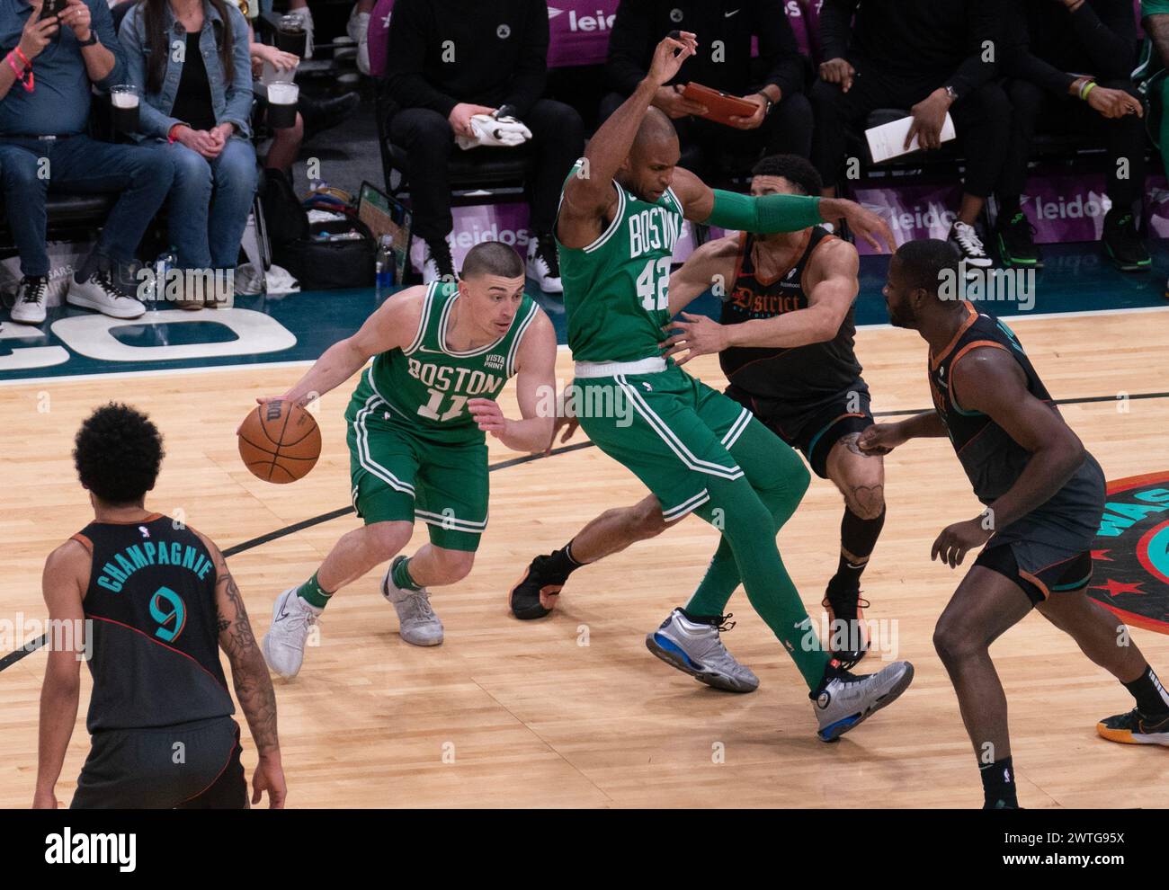 Washington, États-Unis. 17 mars 2024. WASHINGTON, DC - 17 MARS : le centre des Boston Celtics Al Horford (42 ans) fournit un bloc au gardien Payton Pritchard (11 ans) pour avancer lors d'un match NBA entre les Wizards de Washington et les Celtics de Boston, le 17 mars 2024, au Capital One Arena, à Washington, DC. (Photo de Tony Quinn/SipaUSA) crédit : Sipa USA/Alamy Live News Banque D'Images