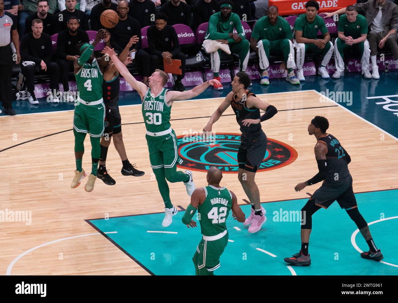 Washington, États-Unis. 17 mars 2024. WASHINGTON, DC - 17 MARS : Jrue Holiday, garde des Boston Celtics (4) envoie le ballon lors d'un match NBA entre les Wizards de Washington et les Celtics de Boston, le 17 mars 2024, à Capital One Arena, à Washington, DC. (Photo de Tony Quinn/SipaUSA) crédit : Sipa USA/Alamy Live News Banque D'Images