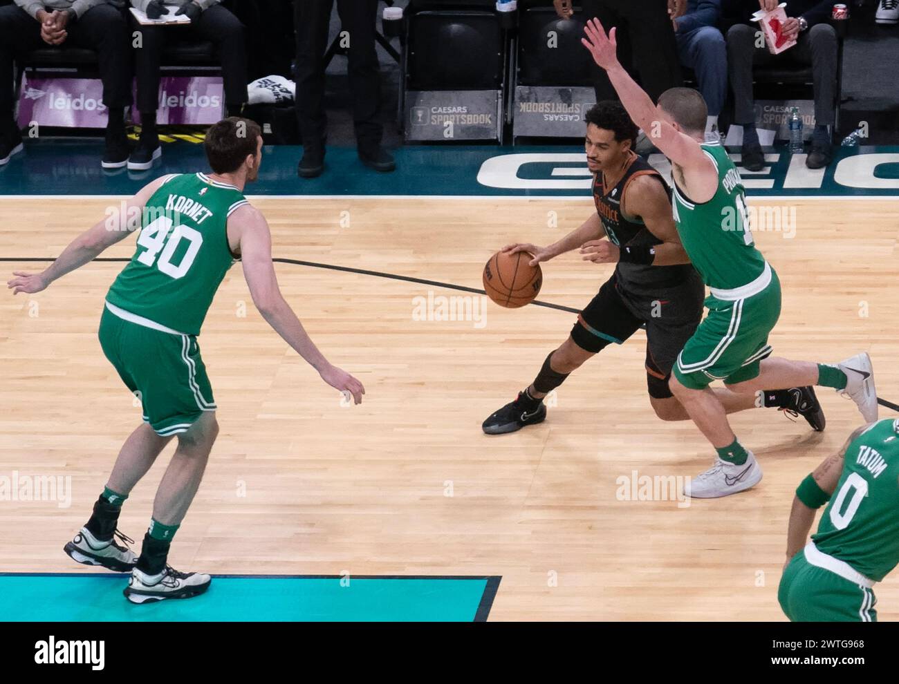 Washington, États-Unis. 17 mars 2024. WASHINGTON, DC - 17 MARS : les Washington Wizards gardent Jordan Poole (13) dribbles par Payton Pritchard (11), le garde des Boston Celtics, lors d'un match NBA entre les Washington Wizards et les Boston Celtics, le 17 mars 2024, à Capital One Arena, à Washington, DC. (Photo de Tony Quinn/SipaUSA) crédit : Sipa USA/Alamy Live News Banque D'Images