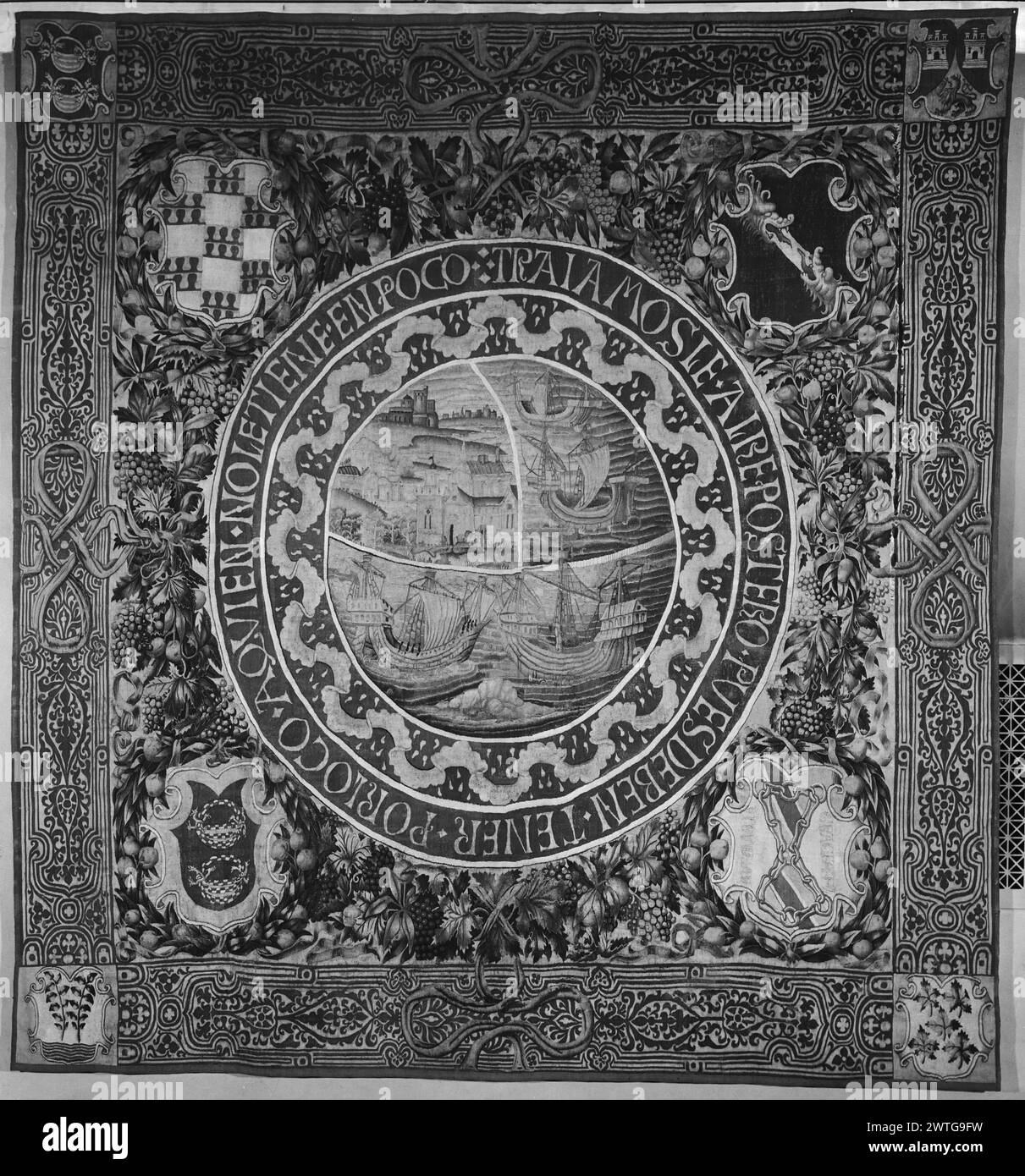 Globe dans le médaillon. Inconnu c. 1530-1550 dimensions de tapisserie : H 10'2' x l 9'5' tapisserie matériaux / techniques : culture inconnue : histoire de la propriété flamande : Français et Co. États-Unis, New York, New York, Columbia University (?). Inscriptions : inscription autour du médaillon : TRAIMOSLE Al REPOSTERO PUES DEBEN TENER POR LOCO A QUIEN NO LE TIENE en POCO Globe divisé en 3 sections avec des voiliers en 2 sections et des bâtiments en 3ème section, dans le médaillon avec motif nuages ondulés et inscription, médaillon enfermé dans une couronne avec des armoiries dans chaque coin (BRD) motif stylisé basé sur la répétition Banque D'Images