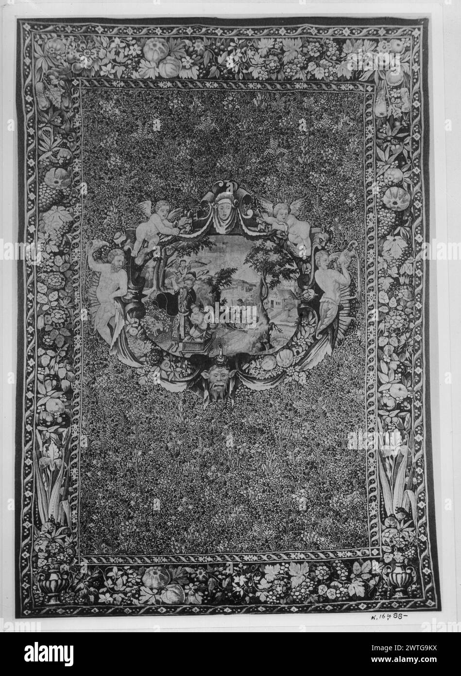 Sacrifice d'Isaac. Inconnu c. 1540 tapisserie matériaux/techniques : inconnu culture : Centre flamand de tissage : inconnu histoire de propriété : Thiérard (entreprise), Paris. Français et Royaume-Uni Sur le sol de millefleurs dans un cartouche décoré de guirlandes, chérubins et Dieu et déesse de la rivière, Abraham ramasse un couteau pour tuer Isaac, et comme Abraham a la main levée pour tuer Isaac, un ange apparaît au-dessus (Genèse 22) (BRD) guirlande de fleurs et de fruits entrecoupés de grappes de raisin; (l & R BRD) fleurs et pousses jaillissant de vases au fond pas de feuille de stock française et américaine dans les archives, pas de numéro de stock Delmarcel, Bruges et la tap Banque D'Images
