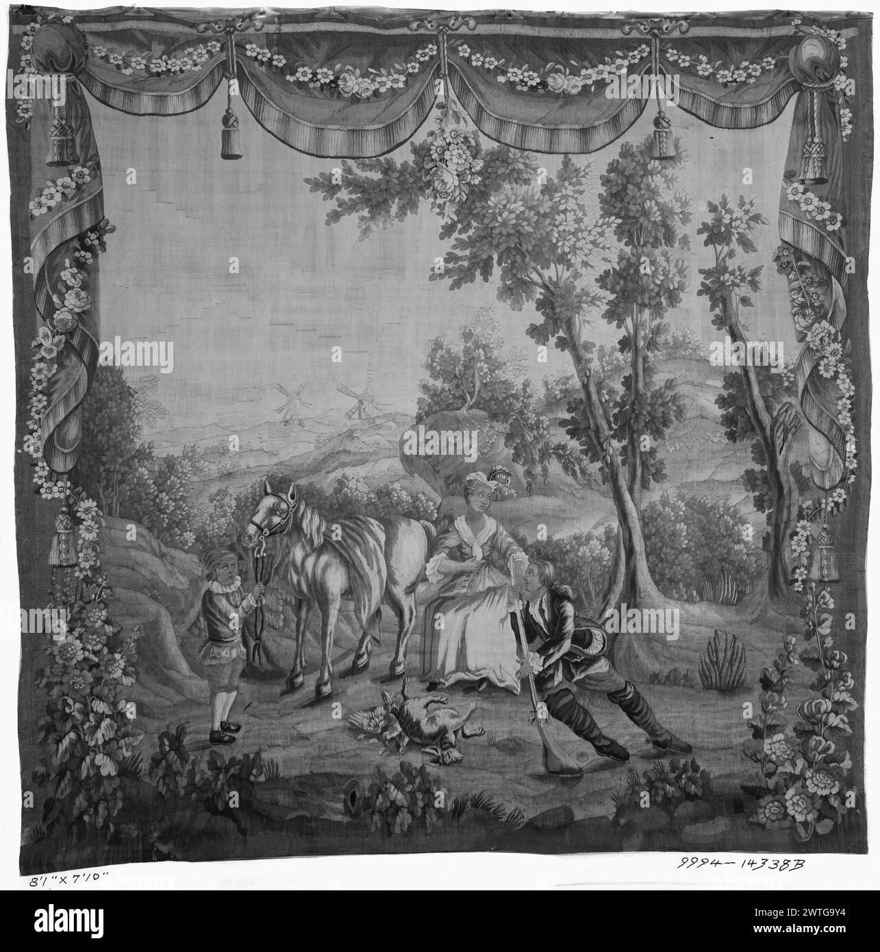 Après la chasse. Inconnu c. 1780-1800 dimensions de tapisserie : H 8'1' x l 7'10' tapisserie matériaux/techniques : inconnu culture : Centre de tissage français : Aubusson histoire de propriété : Français & Co. acheté à Henry Symons, reçu le 14/09/1926 ; vendu à Jean Mikaeloff le 24/06/1961. Dans un paysage d'arbres et de plantes à fleurs, un chasseur s'assoit et s'appuie sur son oiseau, conversant avec une femme ; le marié tient un cheval (l) et un gibier de lapin mort et d'oiseaux étendus sur le sol ; des moulins à vent à distance (BRD) draperie proscenium et guirlande : (UPR BRD) en boucle à travers des pompons ancrés à l'acanthe, & avec bouquet central suspendu ; (l & R Banque D'Images