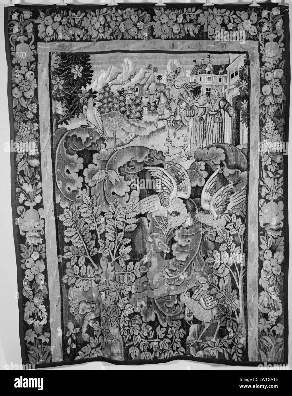 Verdure à grandes feuilles avec cheval attaquant l'oiseau et scène de fond. Inconnu c. 1550-1600 dimensions de tapisserie : H 9' x l 7'2' matériaux / techniques de tapisserie : inconnu culture : Centre de tissage flamand : inconnu historique de propriété : Français et Co. reçu de Rayne Holdings, Inc (Propriété de Samuel Bronfman) 6/12/1963 [dans le coin de SS : 'M. Samuels'] ; retourné le 23/02/1968. Cheval attaqué par l'oiseau parmi les arbustes, les arbres et les grandes feuilles défilantes ressemblant à l'acanthus au premier plan ; homme à cheval faisant ses adieux aux parents en arrière-plan (BRD) guirlande de feuillage, de fruits et de fleurs ; (BRD & R) vase au milieu et en haut l Banque D'Images