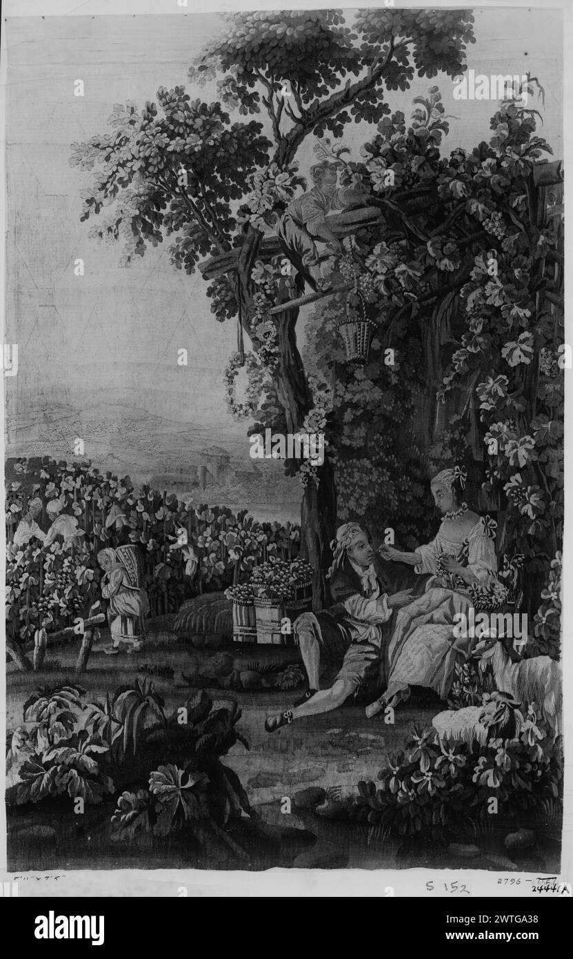 Dame nourrissant du raisin à un jeune homme dans la vigne. Boucher, François (français, 1703-1770) (dessiné après (figures)) [peintre] c. 1780-1810 tapisserie dimensions : H 7'5' x l 5'11' tapisserie matériaux/techniques : inconnu culture : Centre de tissage français : Aubusson histoire de propriété : Français & Co. acheté de M. Dreicer, reçu le 5/1914 ; vendu à Kenneth D. Haak le 4/24/1957 (?). Dans le paysage avec vignoble, arbres avec des vignes et des plantes à fleurs, une dame nourrissant des raisins de vigne à l'homme assis à son côté sur le sol près de 2 chèvres ; seaux de raisins récoltés et les agriculteurs portant et cueillant des raisins en arrière-plan ; perche Banque D'Images