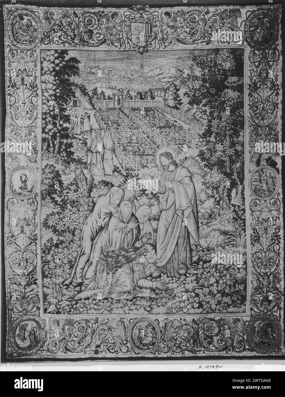 Noli me tangere'. Reymbouts, Martin II (pays-Bas (avant 1600) - Flandre, b.1570-d.1619) (atelier) [tisserand] c. 1590-1600 dimensions de tapisserie : H 9'3' x W 7'4' matériaux/techniques de tapisserie : inconnue culture : Centre de tissage flamand : Bruxelles historique de propriété : Français & Co. acheté à Henry Symons, facturé, 29/1930. Inscriptions : marque de ville sur la garde inférieure, à gauche ; marque de tisserand sur la garde droite, bas en paysage, caractérisée Marie-Madeleine agenouillée devant Christ, comme jardinière à la houe ; entourée de 4 femmes agenouillées ; groupes d'autres femmes vus dans le jardin en arrière-plan (BRD) grotesques & défilement Banque D'Images