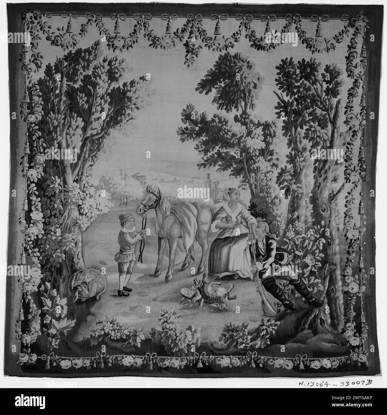 Après la chasse. Inconnu c. 1770-1790 matériaux / techniques de tapisserie : inconnu culture : Centre de tissage français : Aubusson histoire de propriété : Français et Co. Dans un paysage avec des arbres et des plantes à fleurs, un chasseur s'assoit et se penche sur son morceau de volaille, conversant avec une femme ; le marié tient le cheval près du chien (l) et le jeu de lapin mort et d'oiseaux étendus sur le sol; Town in distance (BRD) dans un cadre garlanded avec de la corde et pendants pompons noués et feston floral French & Co. feuille de stock manquante dans les archives, 33007-b travaux connexes : panneaux dans l'ensemble : GCPA 0240484-0240486, 0184443-0184445, tapisseries de composition similaire (wi Banque D'Images