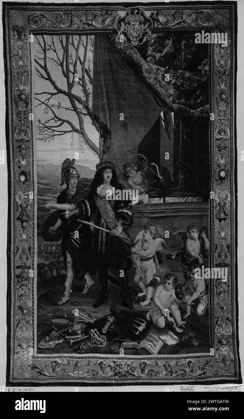 Roi Louis XIV et mars (Arès). Le Brun, Charles (français, 1619-1690) (créateur de dessins animés) [peintre] Meulen, Adam Frans van der (flamand, 1632-1690) (créateur de dessins animés) [peintre] Martin, Jean-Baptiste I (français, 1659-1735) (créateur de dessins animés) [peintre] Béhagle, Philippe I (français, né en 1641-d.1705) (atelier) [tisserand] c. 1685-1711 tapisserie dimensions : H 14'9' x W 9'2' laine, soie et fil métallique (or et argent) culture : Centre de tissage français : Beauvais histoire de propriété : Français et Co. acheté à la Galerie d'art espagnole le 29/03/1920. Roi, tenant sceptre, se tient à côté de mars, h. Banque D'Images