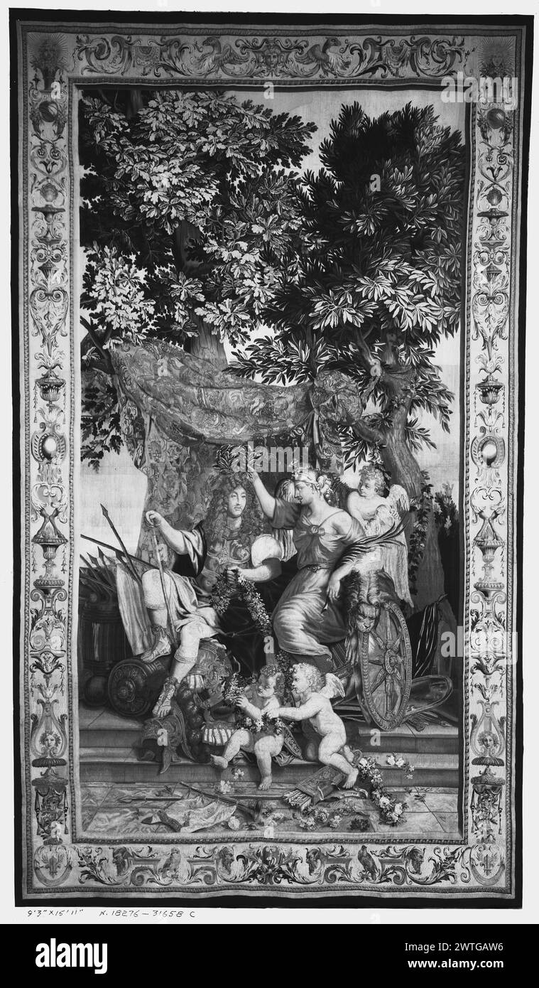 Roi Louis XIV couronné par la Déesse de la victoire. Le Brun, Charles (français, 1619-1690) (créateur de dessins animés) [peintre] Meulen, Adam Frans van der (flamand, 1632-1690) (créateur de dessins animés) [peintre] Martin, Jean-Baptiste I (français, 1659-1735) (créateur de dessins animés) [peintre] Béhagle, Philippe I (français, né en 1641-d.1705) (atelier) [tisserand] c. 1685-1711 tapisserie dimensions : H 15'11' x W 9'3' laine, soie et fil métallique (or et argent) culture : Centre de tissage français : Beauvais histoire de propriété : Français et Co. acheté à la Galerie d'art espagnole le 29/03/1920. Roi Louis XIV assis en c Banque D'Images