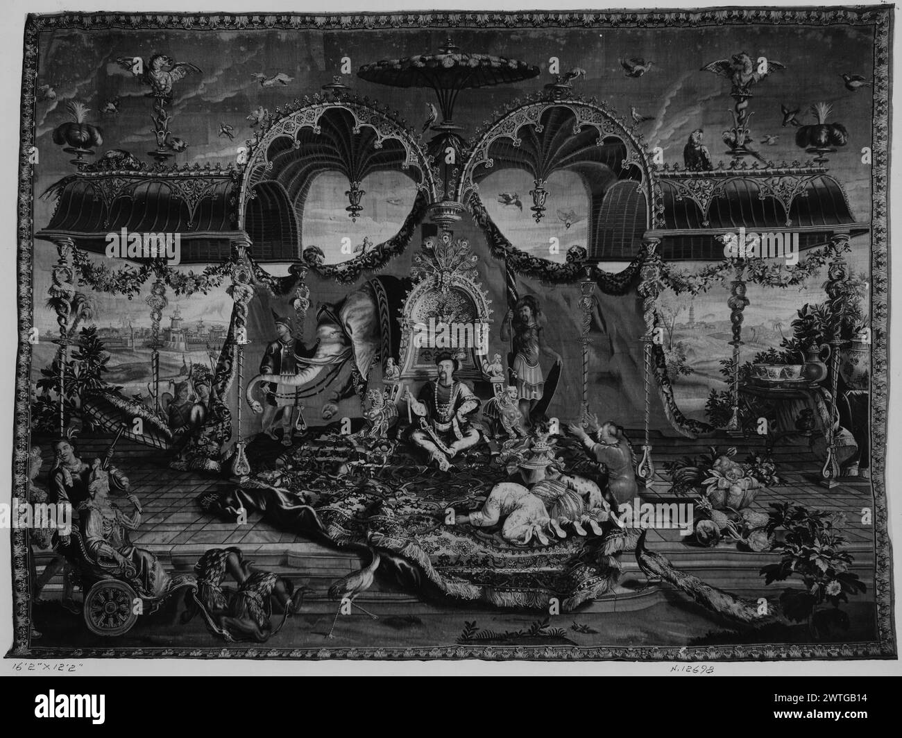 Audience de l'Empereur. Vernansal, Guy-Louis (français, 1648-1729) (auteur de design, attr.) [Peintre] Monnoyer, Jean-Baptiste (français, 1636-1699) (auteur du dessin) [peintre] Belin, Jean-Baptiste I (français, 1653-1715) (auteur du dessin) [peintre] c. 1690-1725 tapisserie dimensions : H 12'2' x W 16'2' tapisserie matériaux/techniques : inconnue culture : Centre de tissage français : Beauvais histoire de la propriété : Français & Co. Charles de Beistegui coll., Palazzo Labia, Venise. Vendu au Palazzo Labia, Venise, par Finarte & Maurice & Philippe Rheims, 4/6-10/1964, lot 579-a.. Dans le pavillon fantastique sur la terrasse extérieure wi Banque D'Images