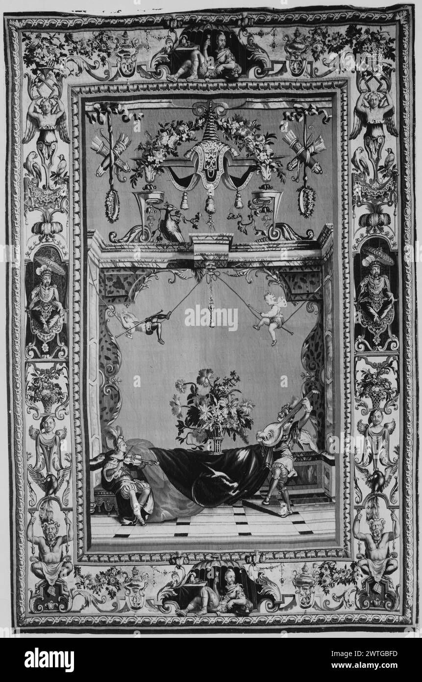 Joueurs de violon et luth. Bérain, Jean (L'ancien) (français, 1640-1711) (style de) [dessinateur] Monnoyer, Jean-Baptiste (français, 1636-1699) (auteur du dessin) [peintre] Vernansal, Guy (français, acte.1642-d.1656) (auteur du dessin, attr., bordure) [peintre] Béhagle, Philippe I (français, né en 1641-d.1705) (atelier) [tisserand] Béhagle, Philippe II (français, d.1733) Atelier 1688-1711) h 9'9' x l 6'4' tapisserie matériaux/techniques : laine et soie culture : Centre de tissage français : Beauvais histoire de propriété : Prince Murat coll. (?). French & Co. acheté chez Jacques Seligmann & Banque D'Images