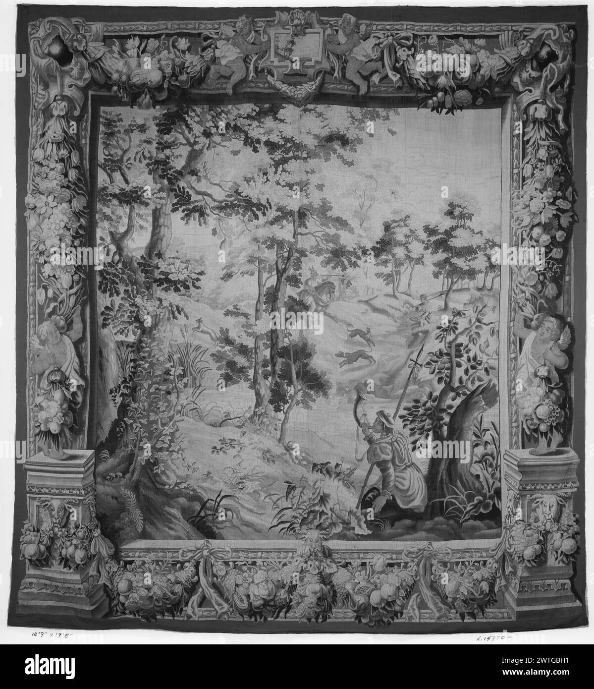 Chasse au renard. Inconnu c. 1650-1670 tapisserie dimensions : H 13'8' x l 12'9' tapisserie matériaux/techniques : laine (non teinte, chaîne : 7,5-8/cm) ; laine et soie (teinte, trame : 24-28/cm) culture : histoire de la propriété française : Français & Co. acheté de Johnson & Faulkner, facturé le 28/05/1930 ; vendu à l'Institut des Arts de Minneapolis le 29/1933. États-Unis, Minnesota, Minneapolis, le Minneapolis Institute of Arts, accno. 33.23.2. Dans un paysage boisé, chasseur femme soufflant la corne de chasse (premier plan) ; chasseur à cheval tenant la lance, accompagné d'un autre chasseur et chiens (arrière-plan) (BRD) guirlandes de fleurs et de fruits Banque D'Images