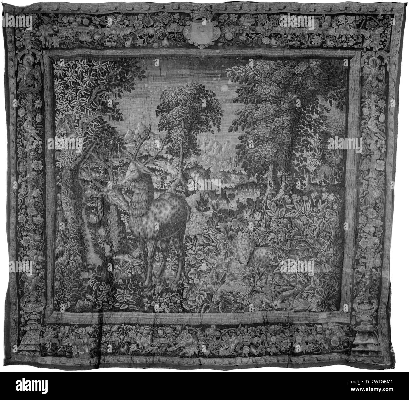 Parc de jeu avec deux cerfs et deux léopards au premier plan. Inconnu c. 1625-1650 dimensions de tapisserie : H 12'7' x l 14' tapisserie matériaux/techniques : inconnu culture : Centre de tissage flamand : inconnu historique de propriété : Français et Co. reçu du Gen. A. J. McChrystal, 2/1962 ; retourné le 18/11/1966. Travaux connexes : panneaux en set : GCPA 0236416-0236417 Banque D'Images