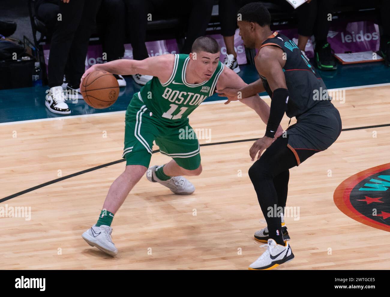 Washington, États-Unis. 17 mars 2024. WASHINGTON, DC - 17 MARS : le garde des Wizards de Washington Jared Butler (4 ans) défend contre le garde des Boston Celtics Payton Pritchard (11 ans) lors d'un match NBA entre les Wizards de Washington et les Celtics de Boston, le 17 mars 2024, au Capital One Arena, à Washington, DC. (Photo de Tony Quinn/SipaUSA) crédit : Sipa USA/Alamy Live News Banque D'Images