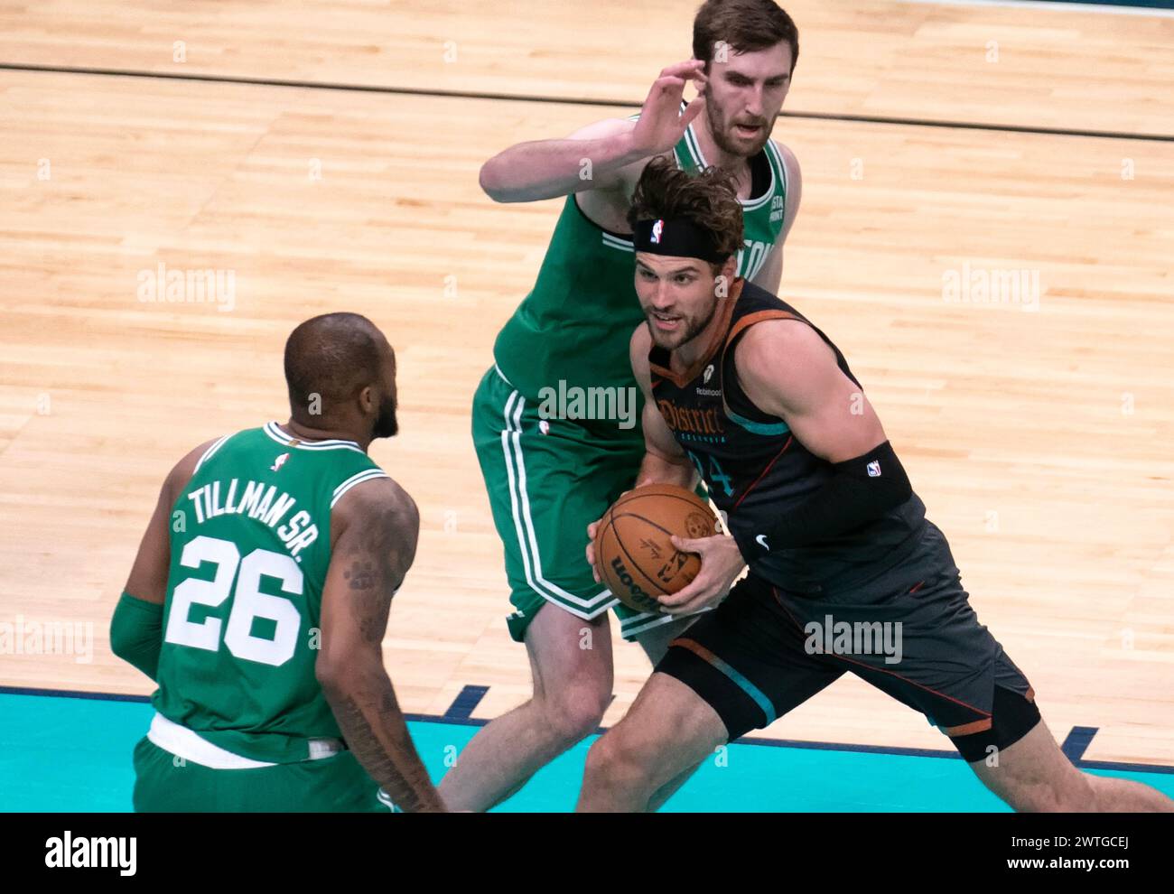 Washington, États-Unis. 17 mars 2024. WASHINGTON, DC - 17 MARS : L'attaquant des Washington Wizards Corey Kispert (24 ans) monte sur l'attaquant des Boston Celtics Xavier Tillman (26 ans) lors d'un match NBA entre les Washington Wizards et les Boston Celtics, le 17 mars 2024, au Capital One Arena, à Washington, DC. (Photo de Tony Quinn/SipaUSA) crédit : Sipa USA/Alamy Live News Banque D'Images