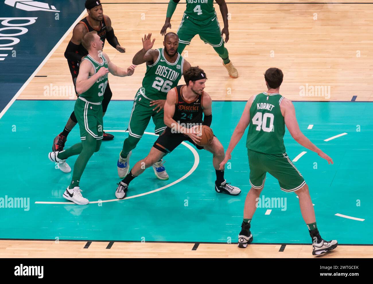 Washington, États-Unis. 17 mars 2024. WASHINGTON, DC - 17 MARS : Corey Kispert (24 ans), attaquant des Wizards de Washington, entouré par la défense de Boston lors d'un match NBA entre les Wizards de Washington et les Celtics de Boston, le 17 mars 2024, au Capital One Arena, à Washington, DC. (Photo de Tony Quinn/SipaUSA) crédit : Sipa USA/Alamy Live News Banque D'Images
