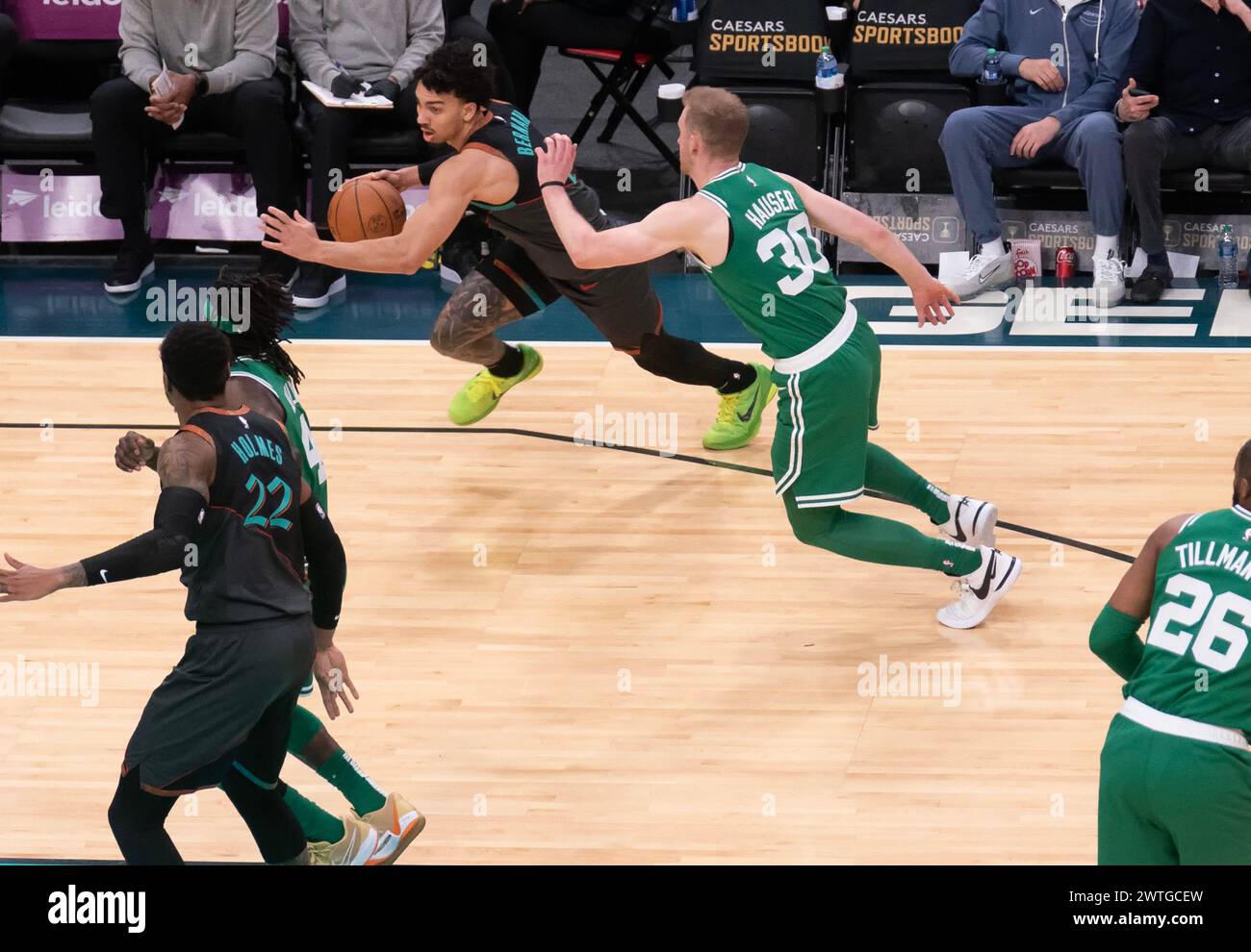 Washington, États-Unis. 17 mars 2024. WASHINGTON, DC - 17 MARS : les Wizards de Washington gardent Jules Bernard (14 ans) qui s'éloigne de l'attaquant des Boston Celtics Sam Hauser (30 ans) lors d'un match NBA entre les Wizards de Washington et les Boston Celtics, le 17 mars 2024, au Capital One Arena, à Washington, DC. (Photo de Tony Quinn/SipaUSA) crédit : Sipa USA/Alamy Live News Banque D'Images