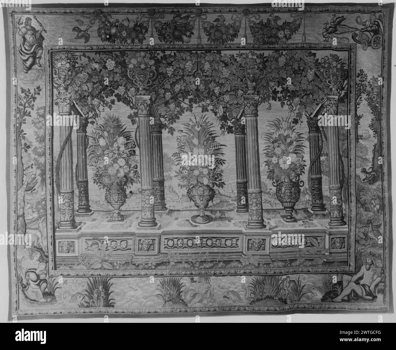 Pergola (huit colonnes) avec urnes de fleurs en intercolumNations. Inconnu c. 1650 dimensions de tapisserie : H 11'6' x l 14'8' tapisserie matériaux / techniques : inconnu culture : Centre de tissage flamand : Bruxelles histoire de propriété : Français & Co. acheté de L. Bernheimer 10/1913 ; vendu à MRS A[rthur] C[urtis] James 5/19/1914 [SS 5464]. French & Co. acheté à MRS Arthur Curtis James 7/28/1916, vendu en 1941 [SS 6033]. Legs du pape Preston Satterwhite, 1944. États-Unis, Kentucky, Louisville, J.B. Speed Art Museum, accno. 44.3. Banque D'Images