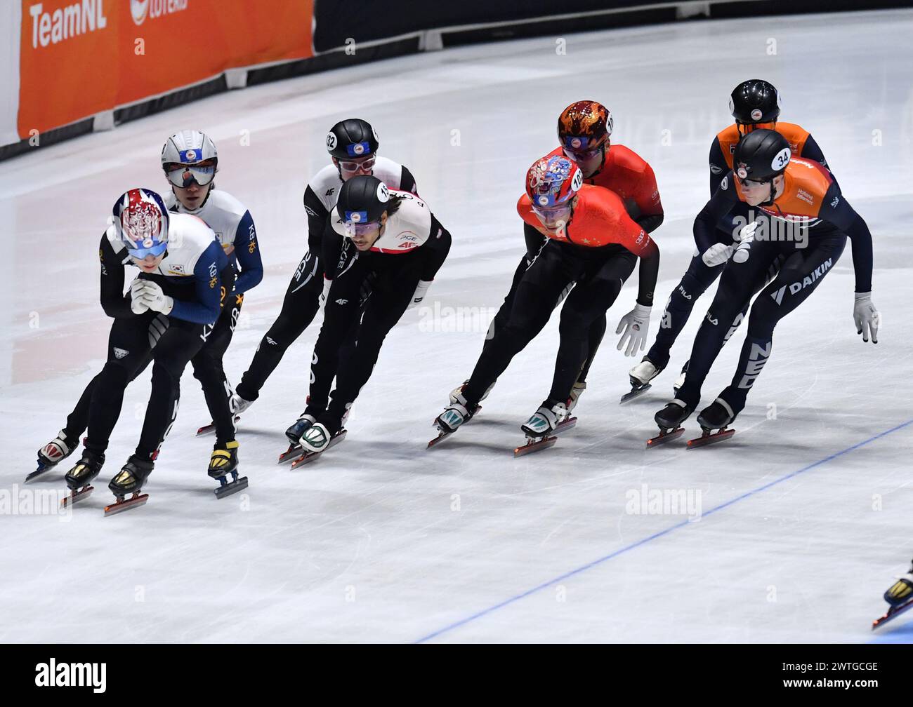 Rotterdam, pays-Bas. 17 mars 2024. Les joueurs concourent lors de la finale A du relais du 5000 m masculin aux Championnats du monde de patinage de vitesse sur courte piste de l'ISU 2024 à Rotterdam, pays-Bas, le 17 mars 2024. Crédit : Lian Yi/Xinhua/Alamy Live News Banque D'Images