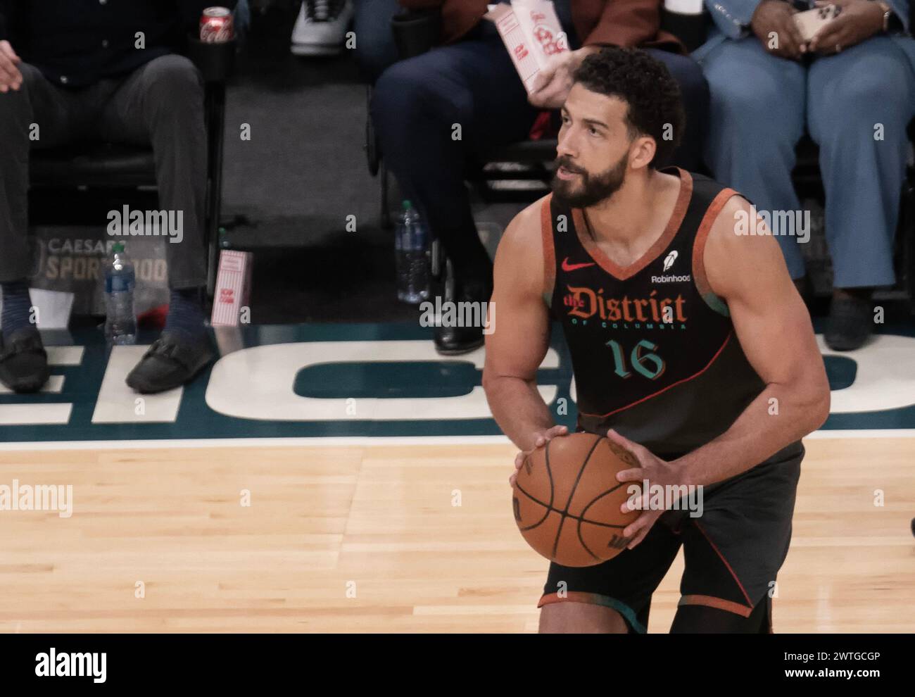 Washington, États-Unis. 17 mars 2024. WASHINGTON, DC - 17 MARS : L'attaquant Anthony Gill (16 ans) des Washington Wizards prépare un long tir lors d'un match NBA entre les Wizards de Washington et les Celtics de Boston, le 17 mars 2024, au Capital One Arena, à Washington, DC. (Photo de Tony Quinn/SipaUSA) crédit : Sipa USA/Alamy Live News Banque D'Images