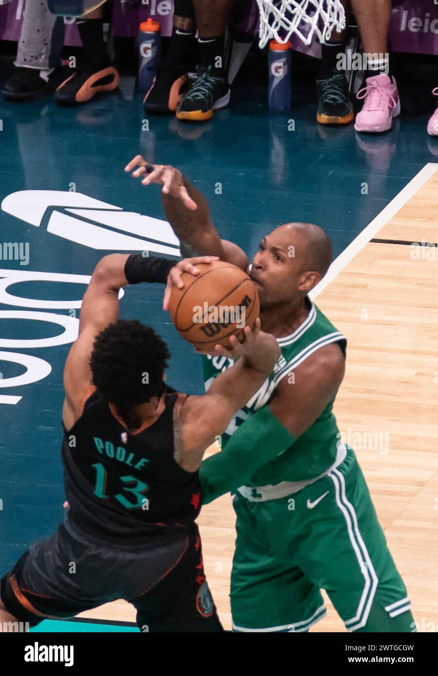 Washington, États-Unis. 17 mars 2024. WASHINGTON, DC - 17 MARS : L'attaquant des Boston Celtics Xavier Tillman (26 ans) défend contre le garde des Washington Wizards Jordan Poole (13 ans) lors d'un match NBA entre les Washington Wizards et les Boston Celtics, le 17 mars 2024, au Capital One Arena, à Washington, DC. (Photo de Tony Quinn/SipaUSA) crédit : Sipa USA/Alamy Live News Banque D'Images