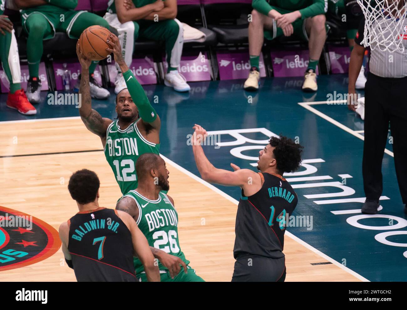 Washington, États-Unis. 17 mars 2024. WASHINGTON, DC - 17 MARS : L'attaquant des Boston Celtics Oshae Brissett (12 ans) prend un rebond lors d'un match NBA entre les Wizards de Washington et les Celtics de Boston, le 17 mars 2024, au Capital One Arena, à Washington, DC. (Photo de Tony Quinn/SipaUSA) crédit : Sipa USA/Alamy Live News Banque D'Images