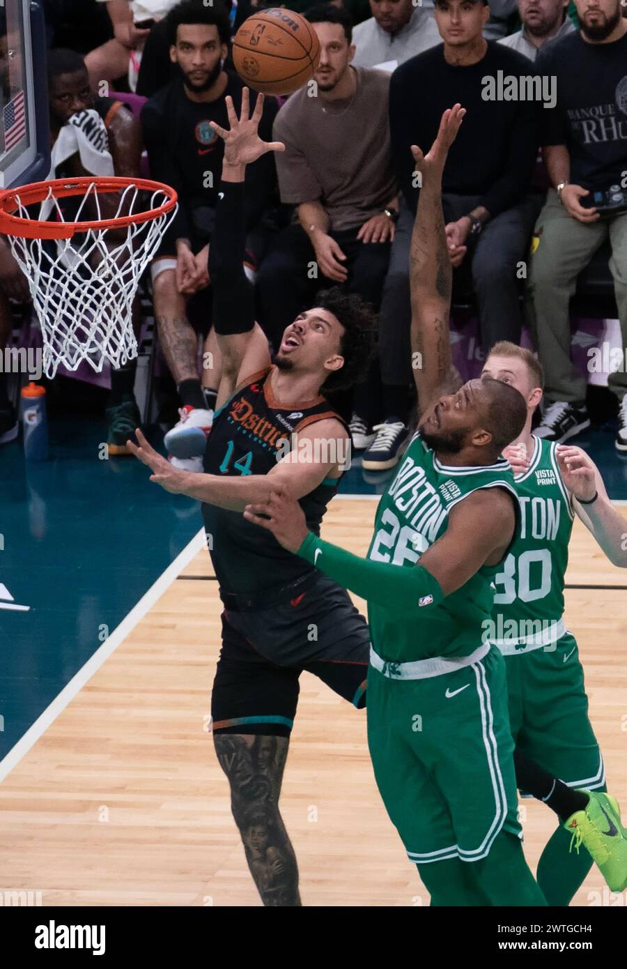 Washington, États-Unis. 17 mars 2024. WASHINGTON, DC - 17 MARS : le garde des Wizards de Washington Jules Bernard (14 ans) tire sur l'attaquant des Boston Celtics Xavier Tillman (26 ans) lors d'un match NBA entre les Wizards de Washington et les Celtics de Boston, le 17 mars 2024, au Capital One Arena, à Washington, DC. (Photo de Tony Quinn/SipaUSA) crédit : Sipa USA/Alamy Live News Banque D'Images
