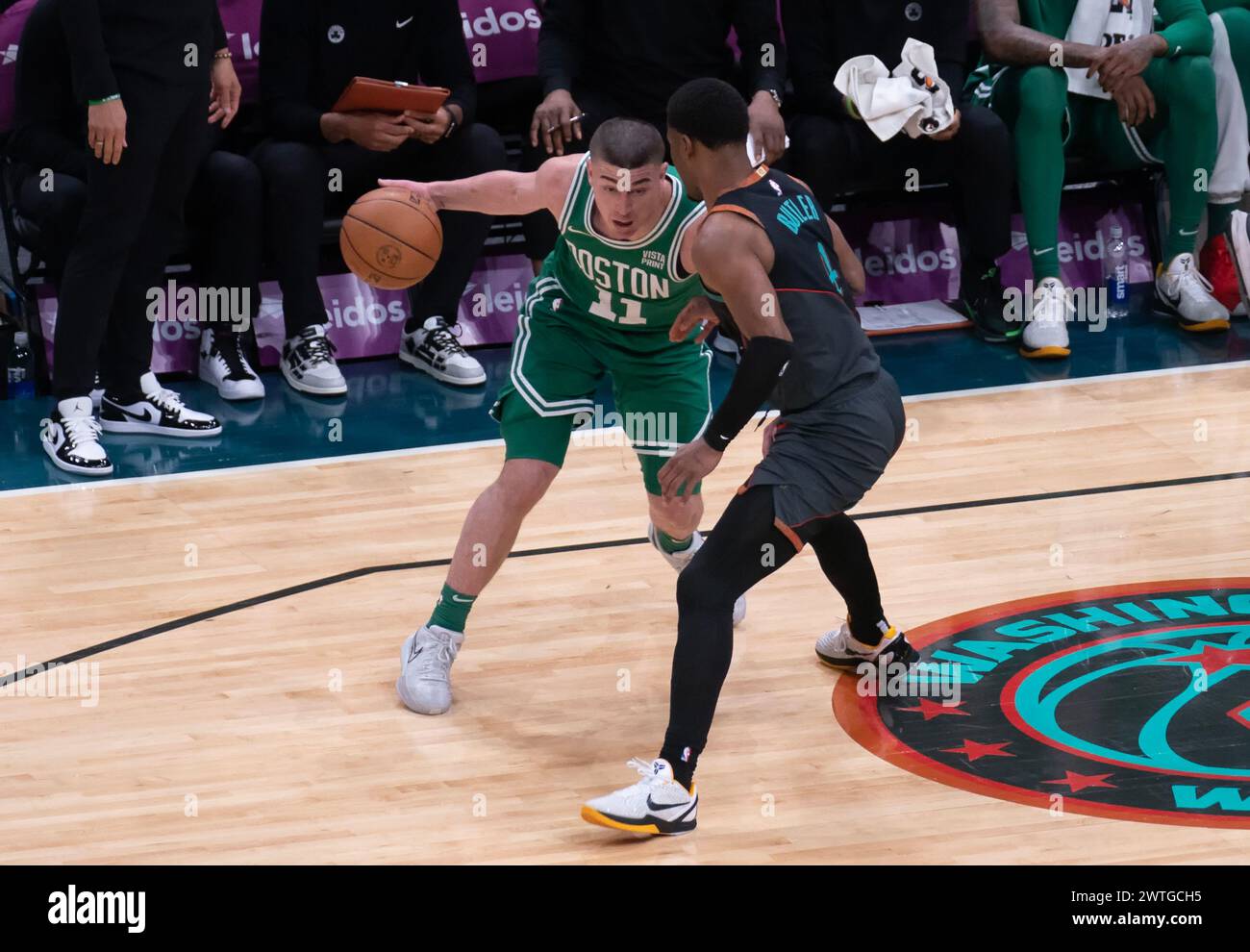 Washington, États-Unis. 17 mars 2024. WASHINGTON, DC - 17 MARS : le garde des Wizards de Washington Jared Butler (4 ans) défend contre le garde des Boston Celtics Payton Pritchard (11 ans) lors d'un match NBA entre les Wizards de Washington et les Celtics de Boston, le 17 mars 2024, au Capital One Arena, à Washington, DC. (Photo de Tony Quinn/SipaUSA) crédit : Sipa USA/Alamy Live News Banque D'Images