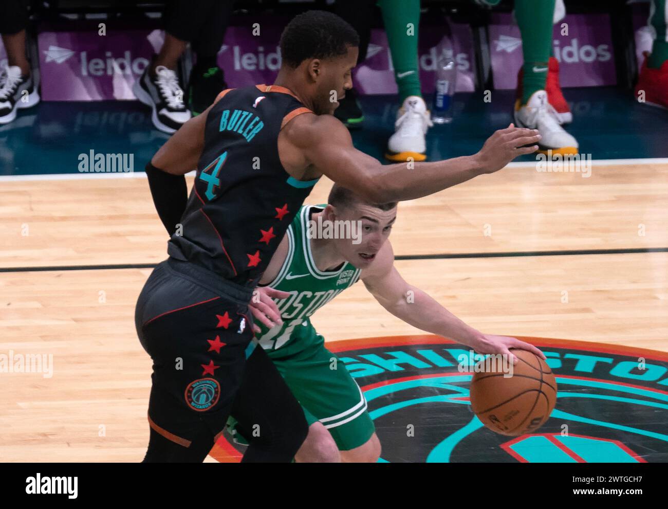 Washington, États-Unis. 17 mars 2024. WASHINGTON, DC - 17 MARS : Payton Pritchard (11 ans), garde des Boston Celtics, marque sous la garde des Washington Wizards Jared Butler (4 ans) lors d'un match NBA entre les Washington Wizards et les Boston Celtics, le 17 mars 2024, au Capital One Arena, à Washington, DC. (Photo de Tony Quinn/SipaUSA) crédit : Sipa USA/Alamy Live News Banque D'Images