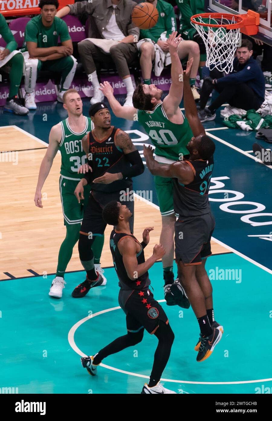 Washington, États-Unis. 17 mars 2024. WASHINGTON, DC - 17 MARS : Eugene Omoruyi (97 ans) et Luke Kornet (40 ans), le centre des Boston Celtics, s'affrontent sous le panier lors d'un match NBA entre les Wizards de Washington et les Celtics de Boston, le 17 mars 2024, au Capital One Arena, à Washington, DC. (Photo de Tony Quinn/SipaUSA) crédit : Sipa USA/Alamy Live News Banque D'Images