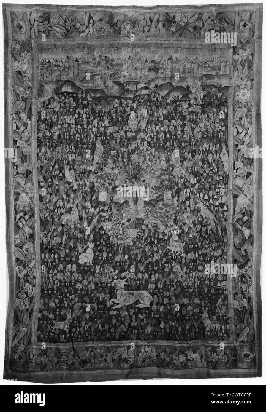 Millefleurs sol avec médaillon armorial au centre, entouré de chiens, lapins et oiseaux ; paysage urbain au sommet. Inconnu c. 1525 dimensions de tapisserie : H 8'8' x W 6' tapisserie matériaux / techniques : inconnu culture : Centre de tissage du Sud des pays-Bas : inconnu historique de propriété : Français & Co. acheté de MRS Edith C. Matthews 10/6/1964 [autre date listée : 10/13/1964] ; vendu à Paul botte le 12/26/1968. Banque D'Images