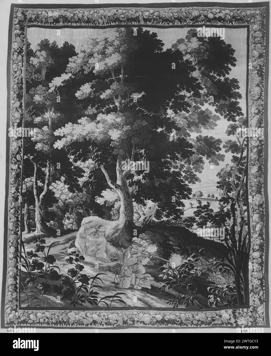 Paysage avec deux chasseurs de lièvres. Inconnu c. 1675-1725 dimensions de tapisserie : H 10' x l 8' matériaux/techniques de tapisserie : inconnu culture : Centre de tissage flamand : inconnu historique de propriété : Français et Co. acheté de Arden Galleries, 5/1917 ; vendu à E. [Edgar] F. Luckenbach, 4/22/1921. 1 Hunter Fires Shot (BRD) guirlande de fruits et fleurs French & Co. feuille de stock dans les archives, 4293 Banque D'Images